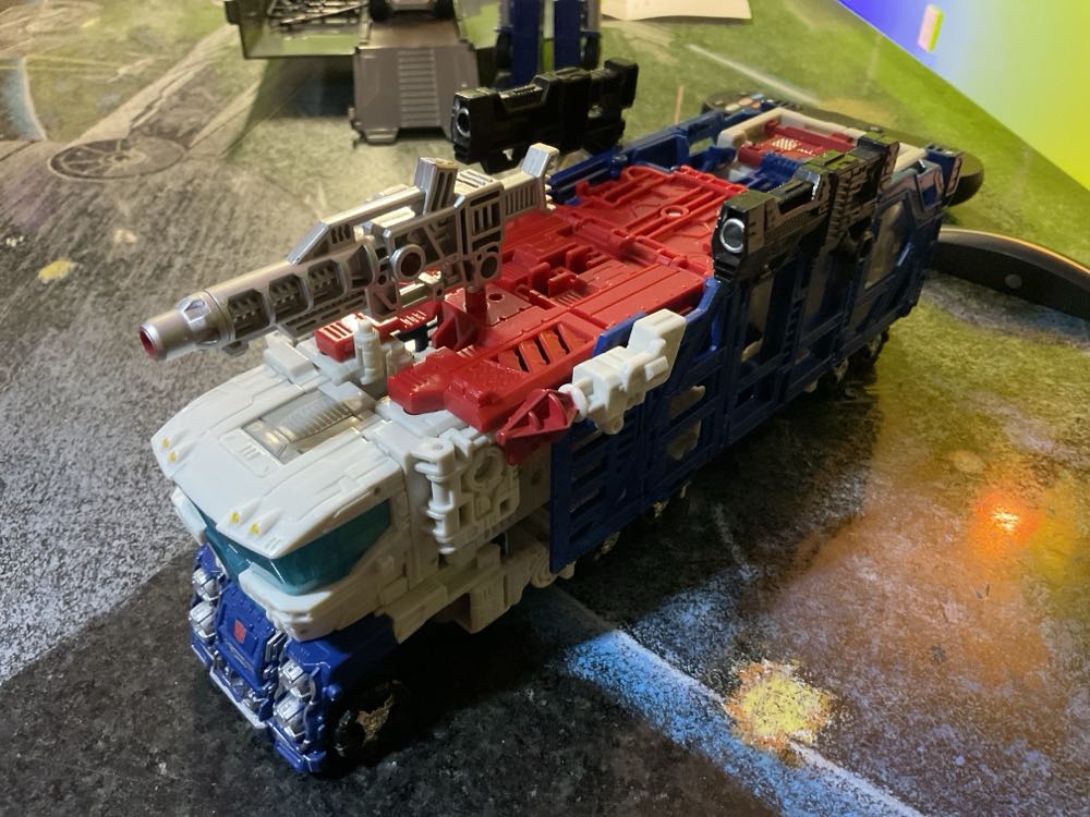 Transformers War/Fall Of Cybertron Ultra Magnus - Hasbro (Kingdom) action figure collectible - Main Image 3