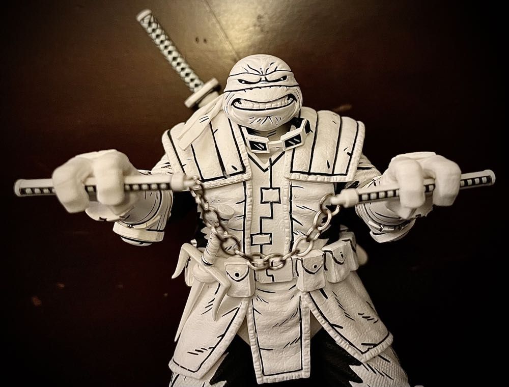 Last Ronin, The: Michelangelo (Black And white) - Neca (Teenage Mutant Ninja Turtles) action figure collectible - Main Image 2