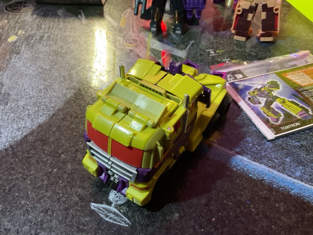Toxitron - Fun Publications (Combiner Wars) action figure collectible - Main Image 3