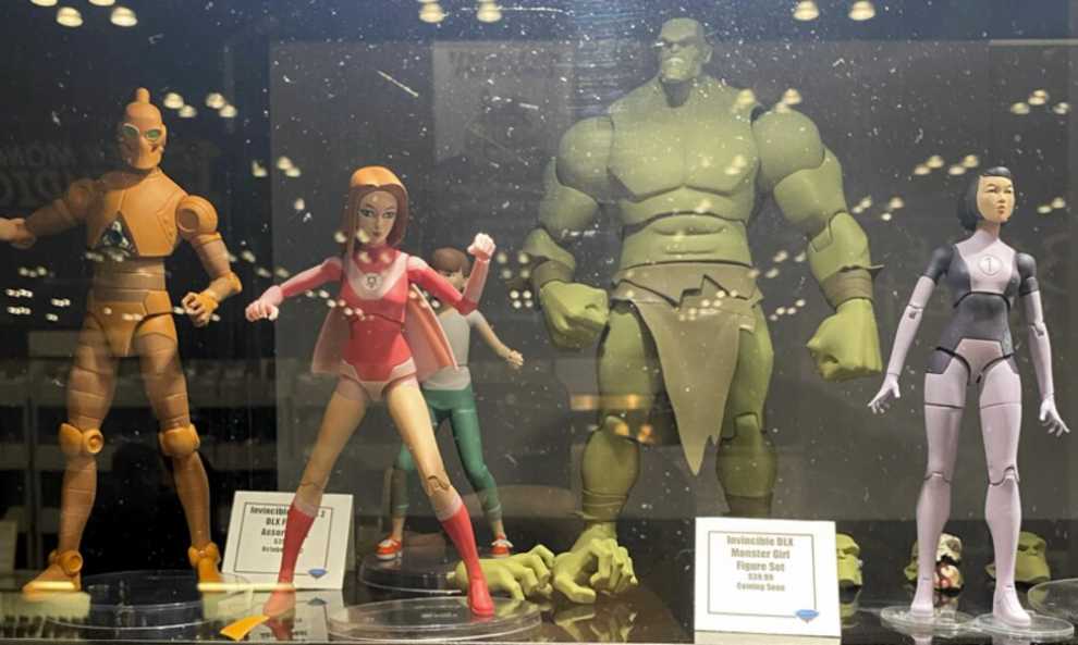 Diamond Select Toys Invincible Monster Girl  action figure collectible - Main Image 3