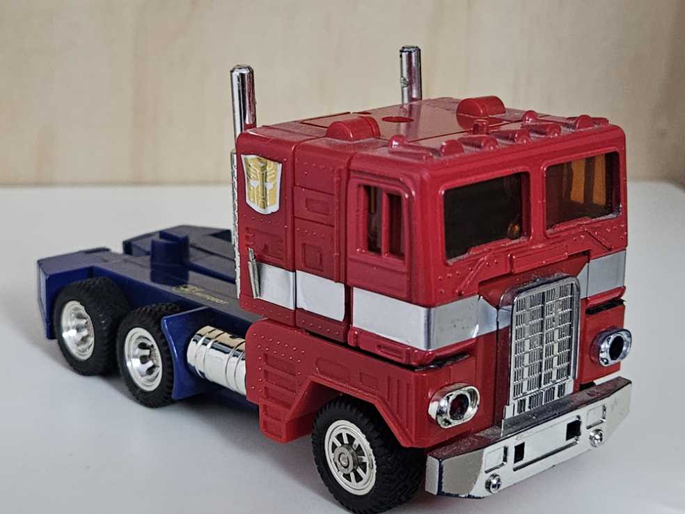 G2 Optimus Prime   action figure collectible - Main Image 2