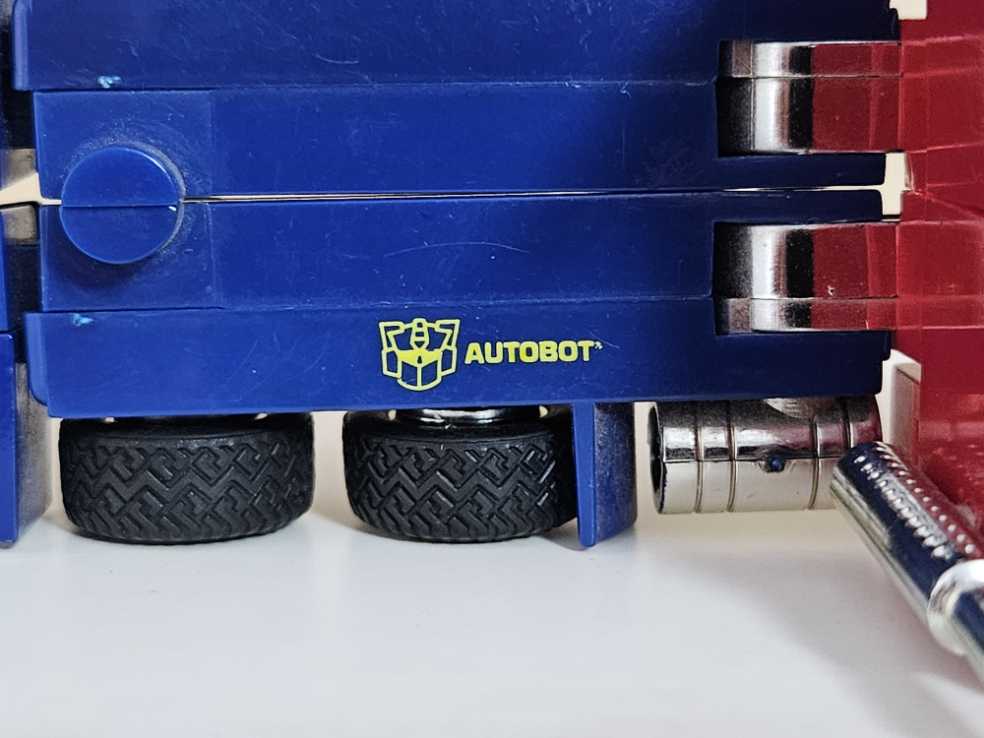 G2 Optimus Prime   action figure collectible - Main Image 3