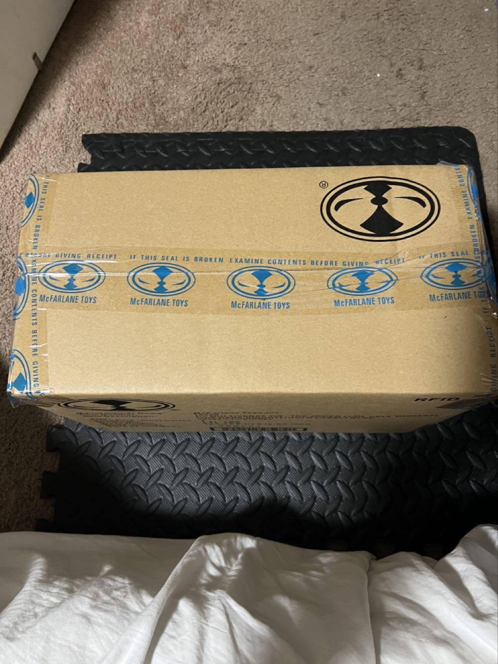 Mcfarlane The Dark Knight Joker Gold Label Jail Cell Variant - McFarlane action figure collectible [Barcode 20787926153990] - Main Image 2