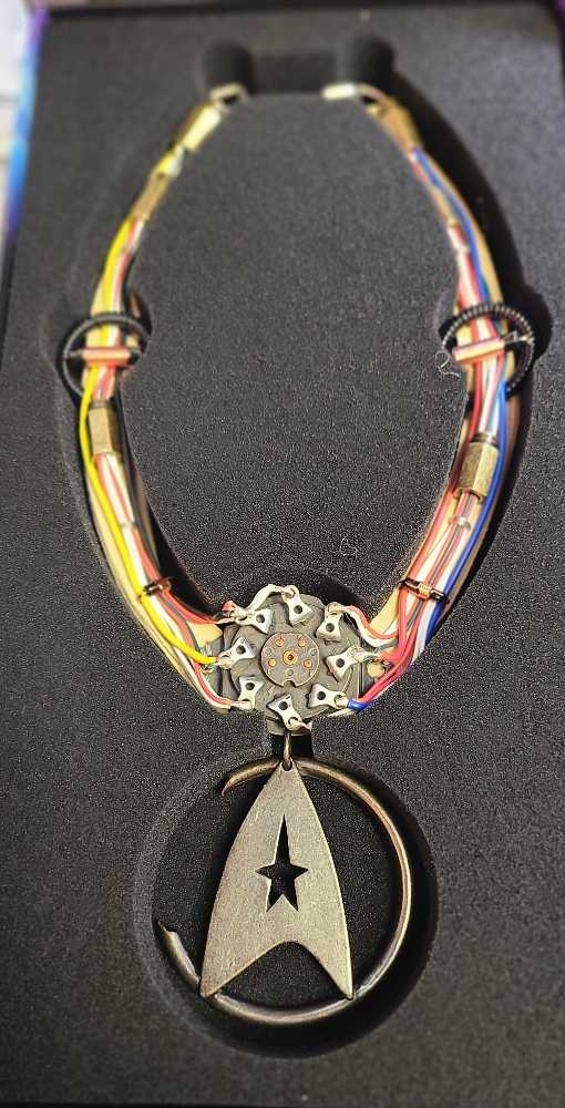 Star Trek II: The Wrath Of Khan -  Khan Noonien Singh Necklace Prop Replica - Factory Entertainment action figure collectible - Main Image 4