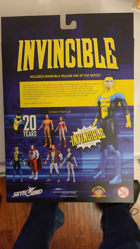 Diamond Select Toys Invincible Invincible 20th Anniversary Collection Books A Million Exclusive   action figure collectible [Barcode 9781534398788] - Main Image 3
