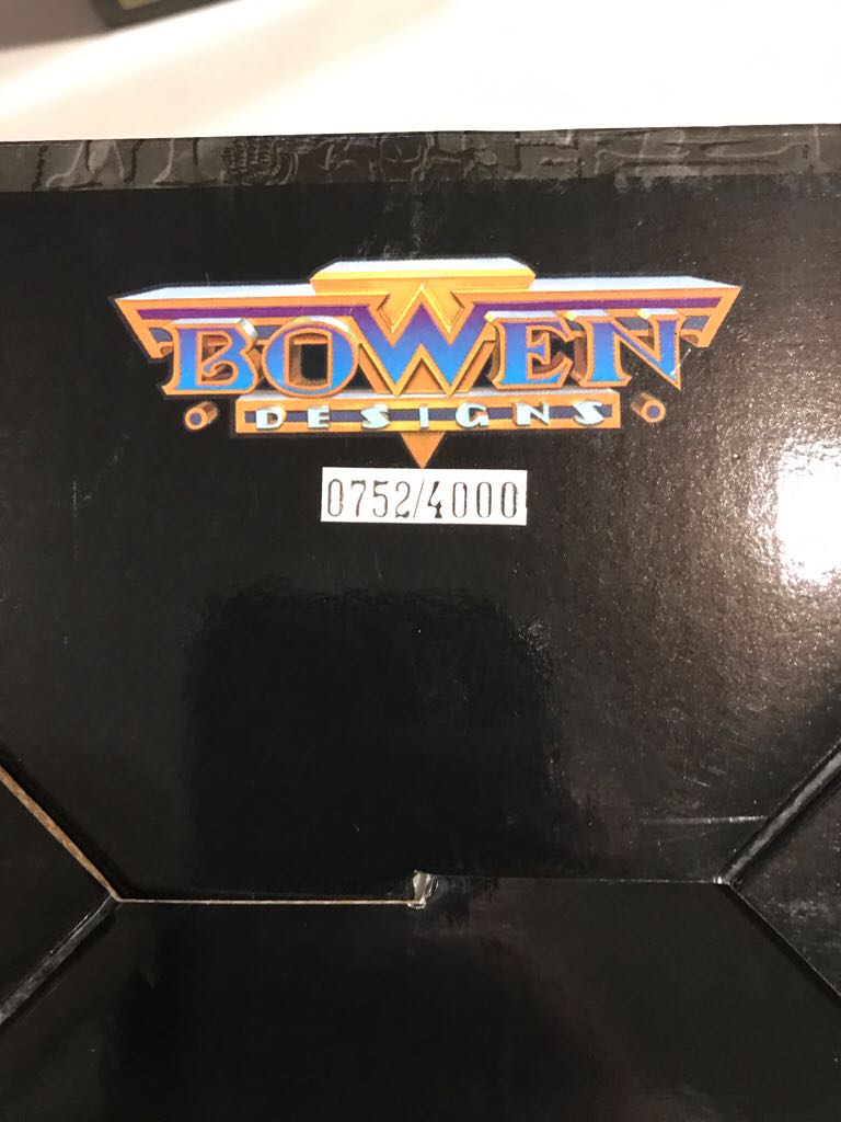 Bowen Designs Mini Statue - The Incredible Hulk Green Version  action figure collectible - Main Image 2