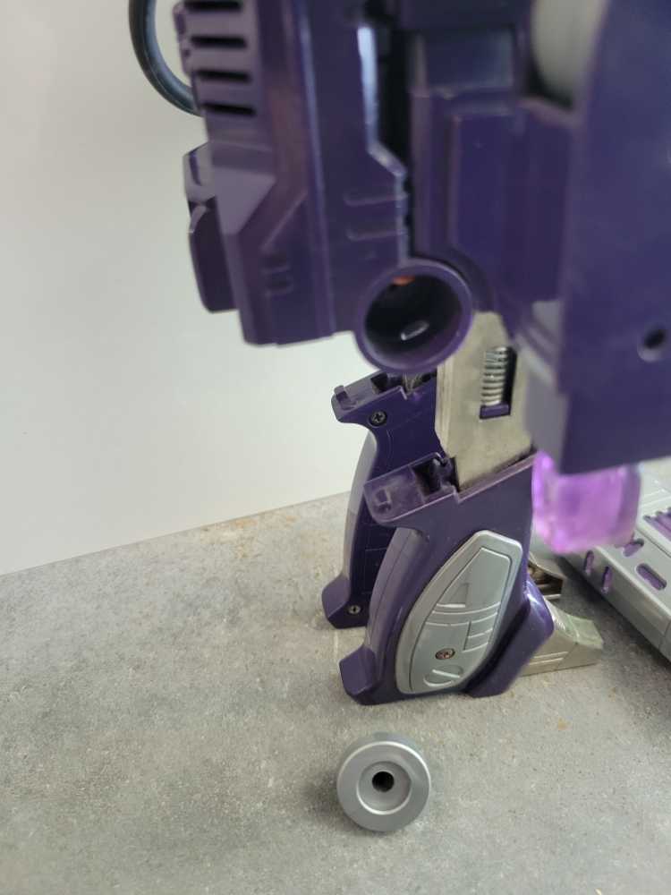 Shockwave 3rd (Gun Mode) - Hasbro (1985) action figure collectible - Main Image 3
