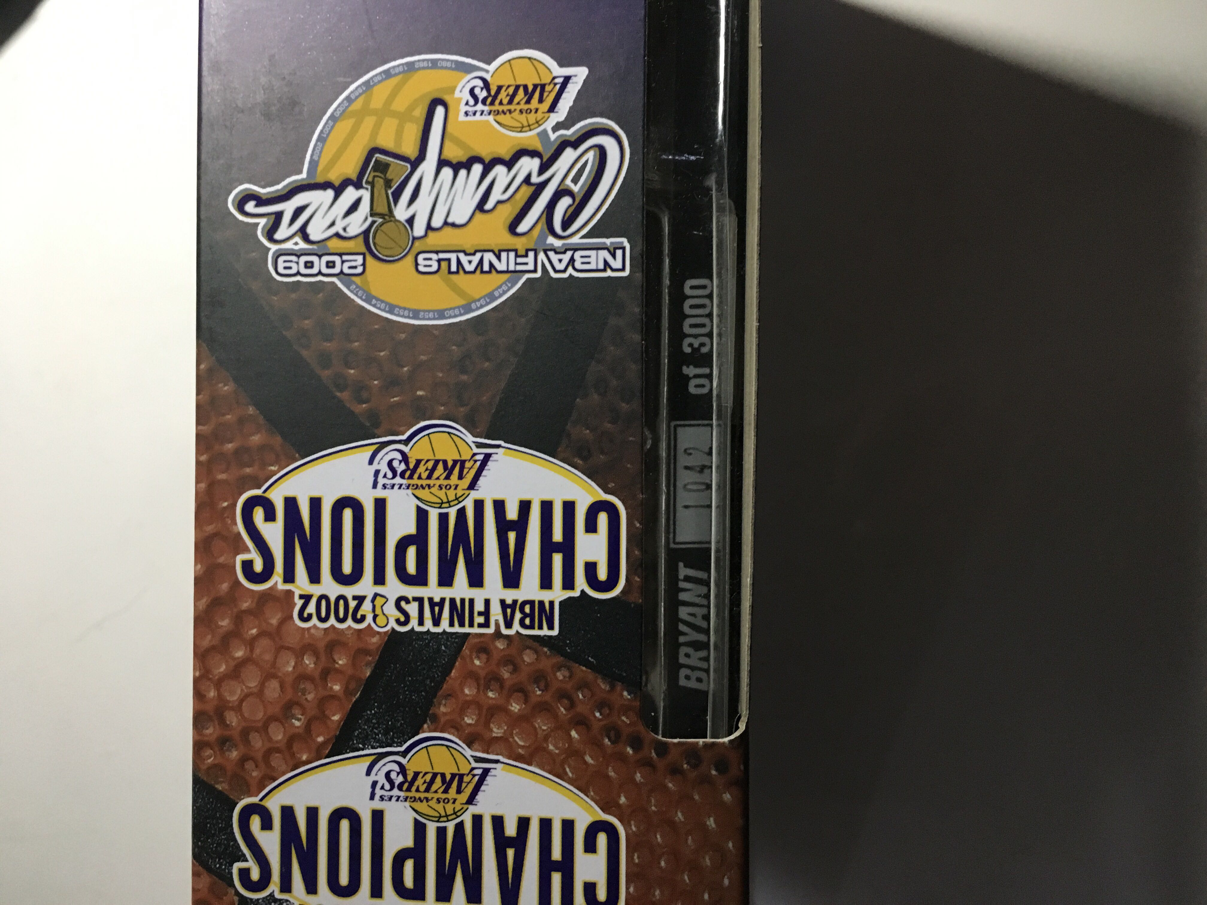 Kobe Bryant 2009 NBA Champions - McFarlane Toys™ (McFarlane NBA Legends) action figure collectible [Barcode 787926767940] - Main Image 2