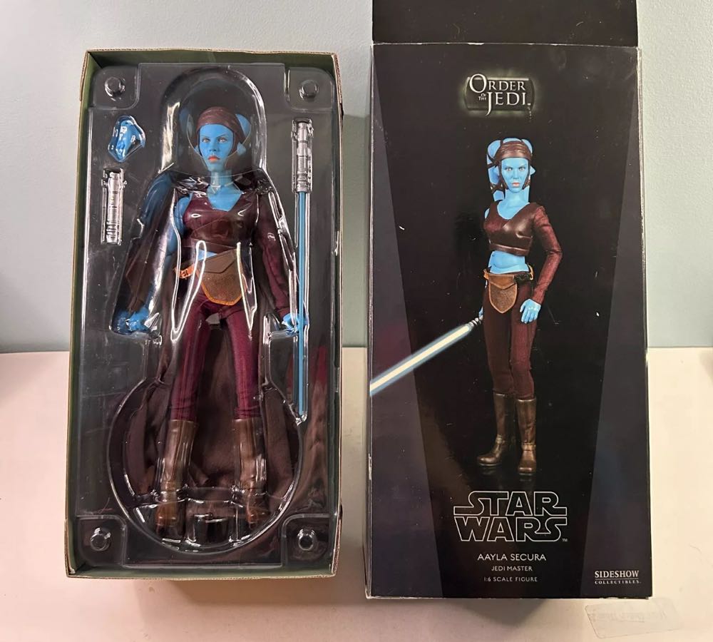 Aayla Secura-Jedi Master (AotC) - Sideshow Collectibles (Star Wars Sideshow Collectibles) action figure collectible [Barcode 747720210554] - Main Image 2