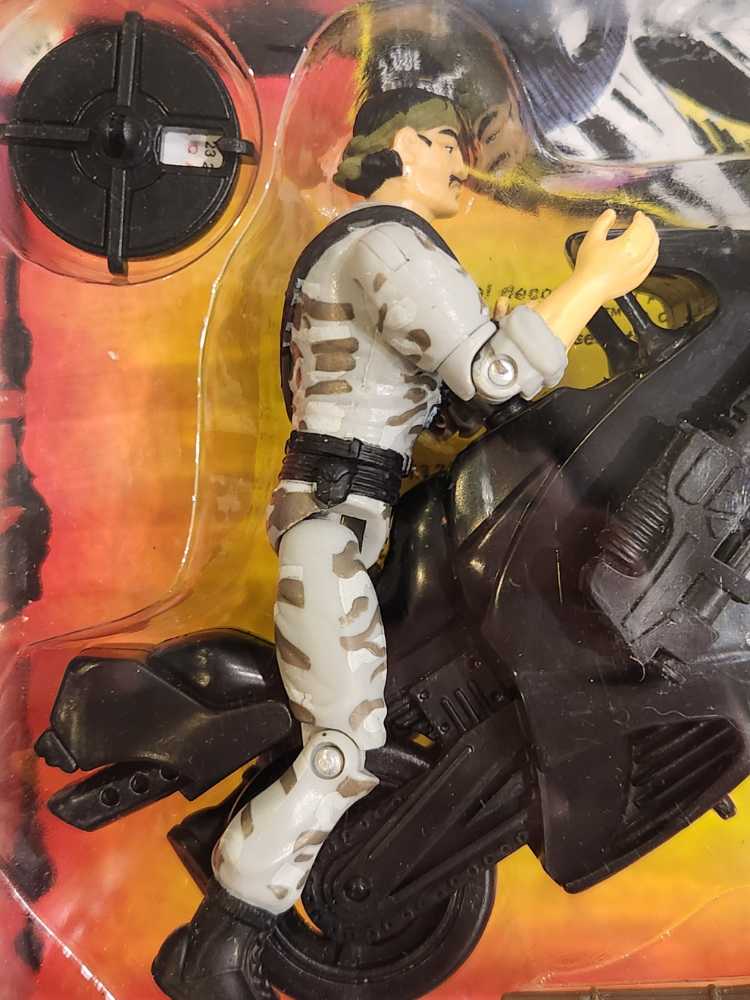 Urban Attack Dynamite  - Hasbro Toy (G.I. Joe: A Real American Hero: Sgt. Savage) action figure collectible [Barcode 038976811139] - Main Image 3