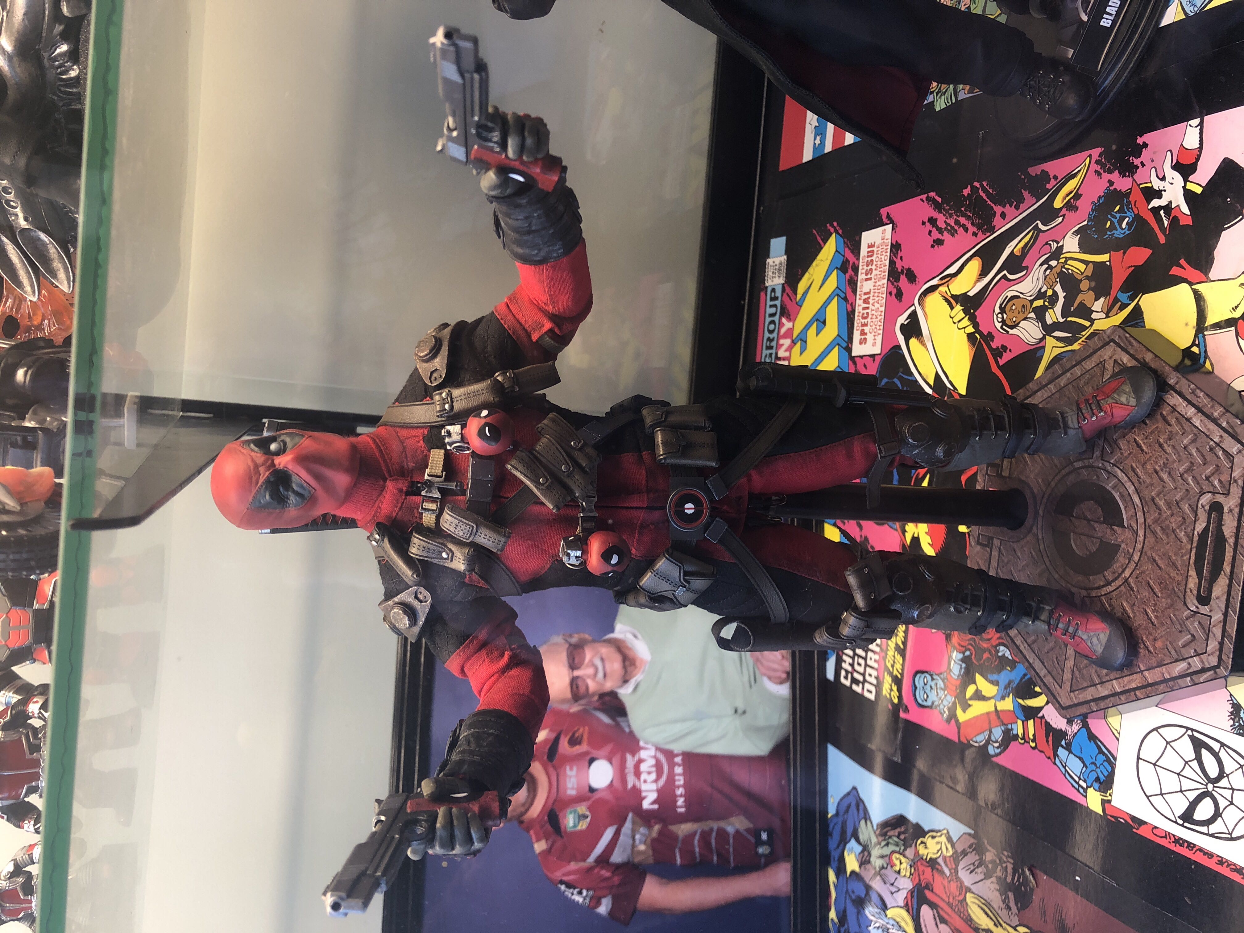 Deadpool  - Sideshow Collectibles (Marvel Comics) action figure collectible [Barcode 747720223479] - Main Image 2