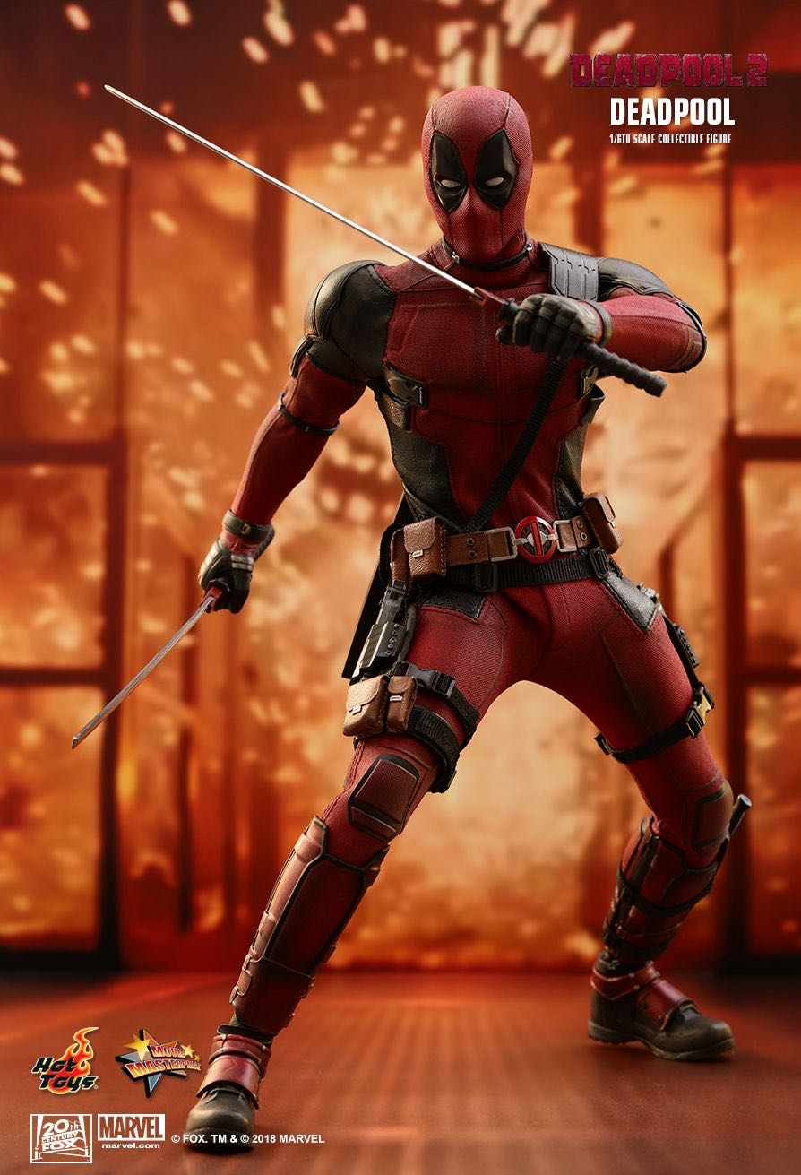 Deadpool - Hot Toys (Marvel Cinematic Universe) action figure collectible - Main Image 3
