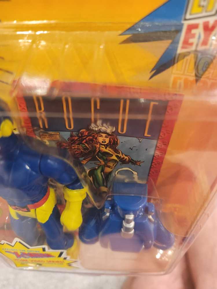 X-Men: Cyclops (Yellow Pants) - Toy Biz (The Uncanny X-Men) action figure collectible [Barcode 035112494911] - Main Image 3