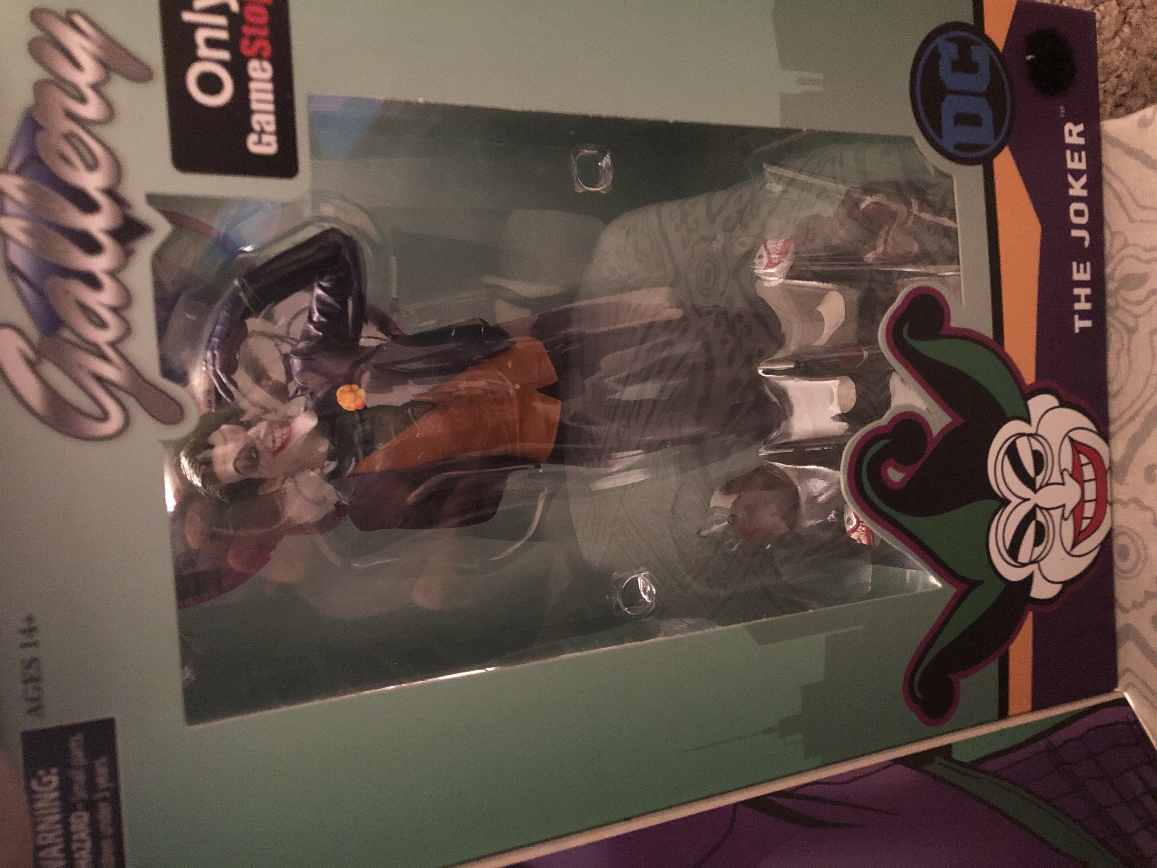 The Joker - Diamond Select Toys (DC Comics) action figure collectible [Barcode 699788828922] - Main Image 2