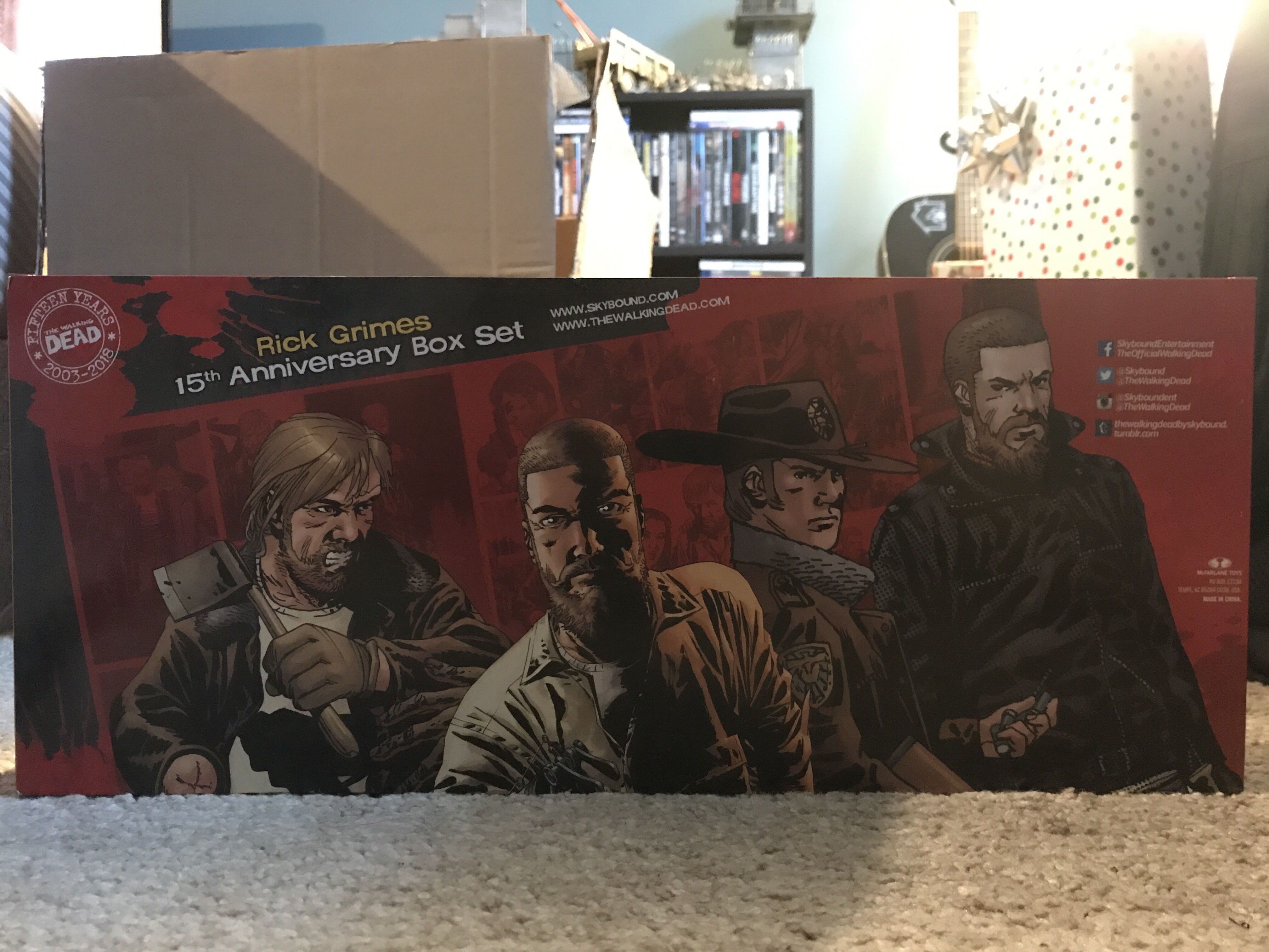 The Walking Dead: Rick Grimes 15th Anniversary Box Set Bloody  action figure collectible [Barcode 787926130959] - Main Image 2