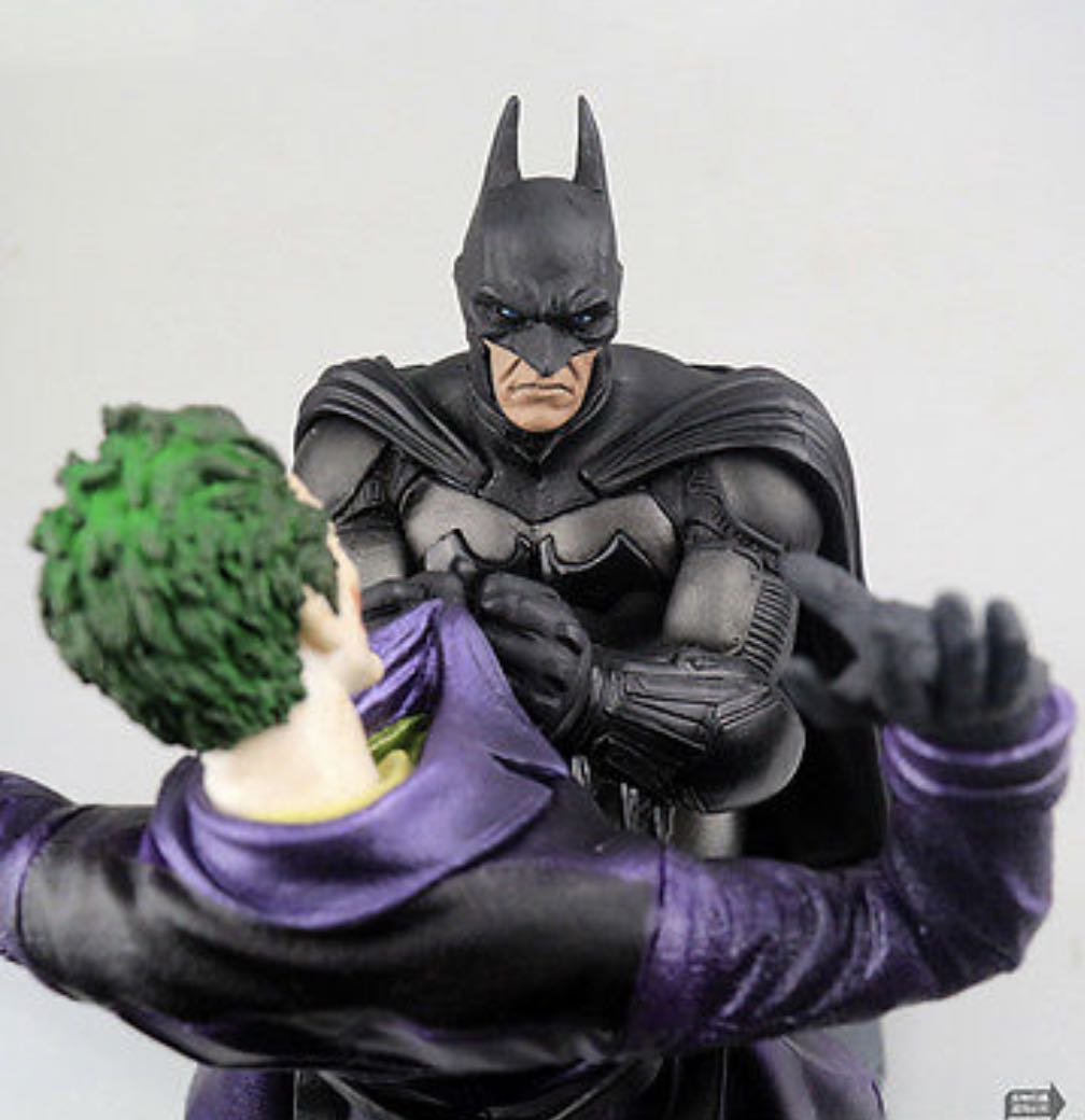 Statue - Arkham City Collector’s - Batman Black & White - xSOLD (Batman Arkham City) action figure collectible - Main Image 3