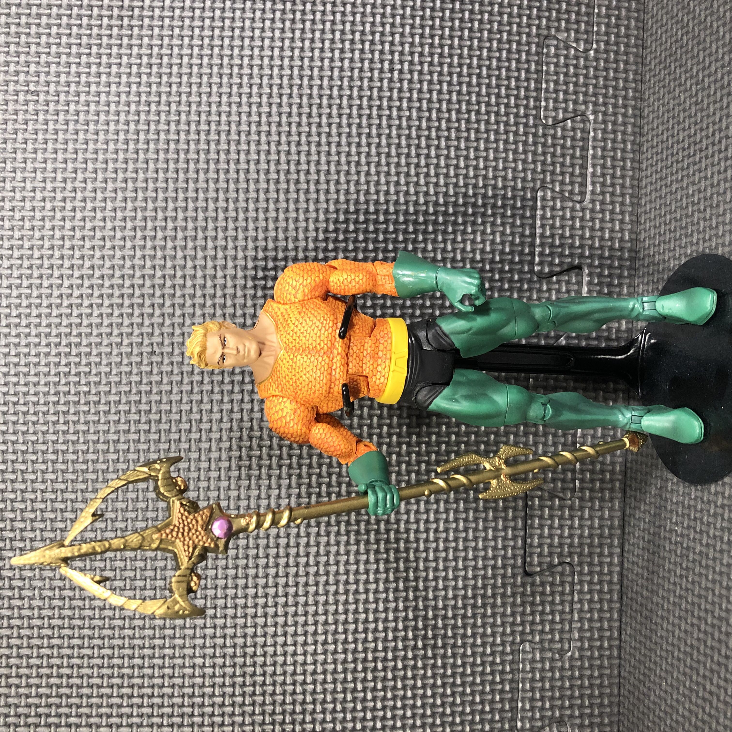 DC Universe Classics, Wave 2: Aquaman (Classic) - Mattel (DC Comics - Super Heroes) action figure collectible - Main Image 2
