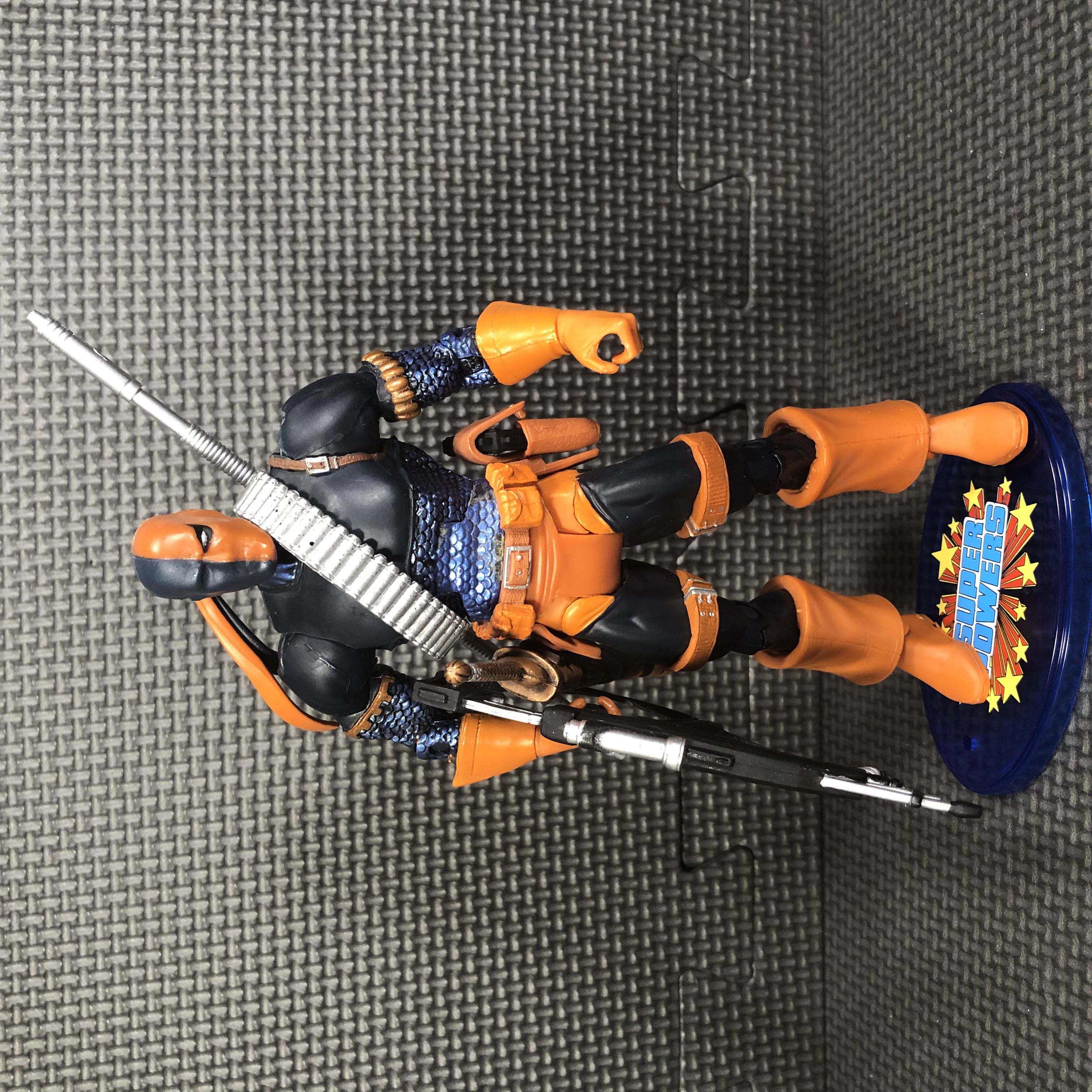 Deathstroke [Masked] - Mattel (DC Universe Classics) action figure collectible - Main Image 2