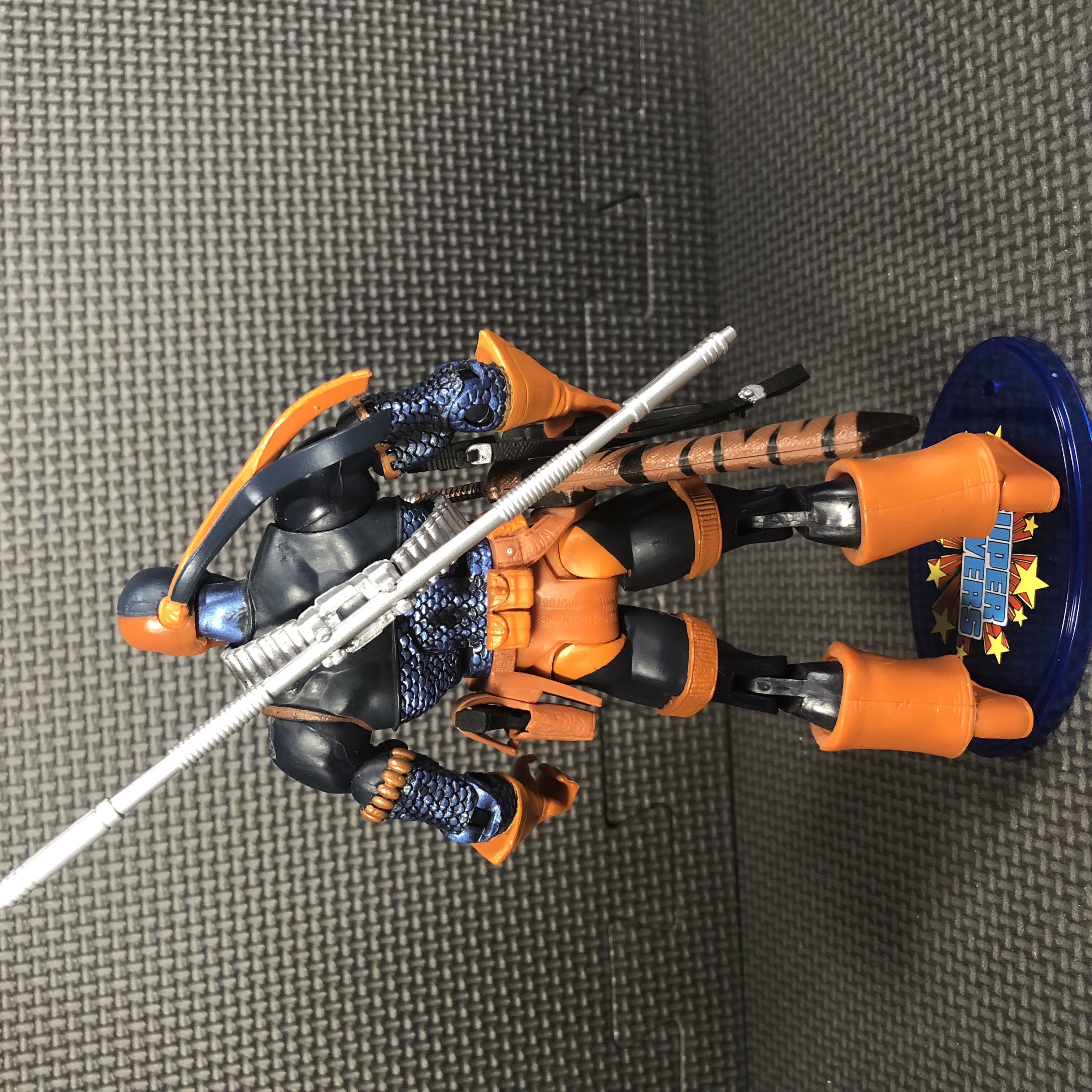 Deathstroke [Masked] - Mattel (DC Universe Classics) action figure collectible - Main Image 3