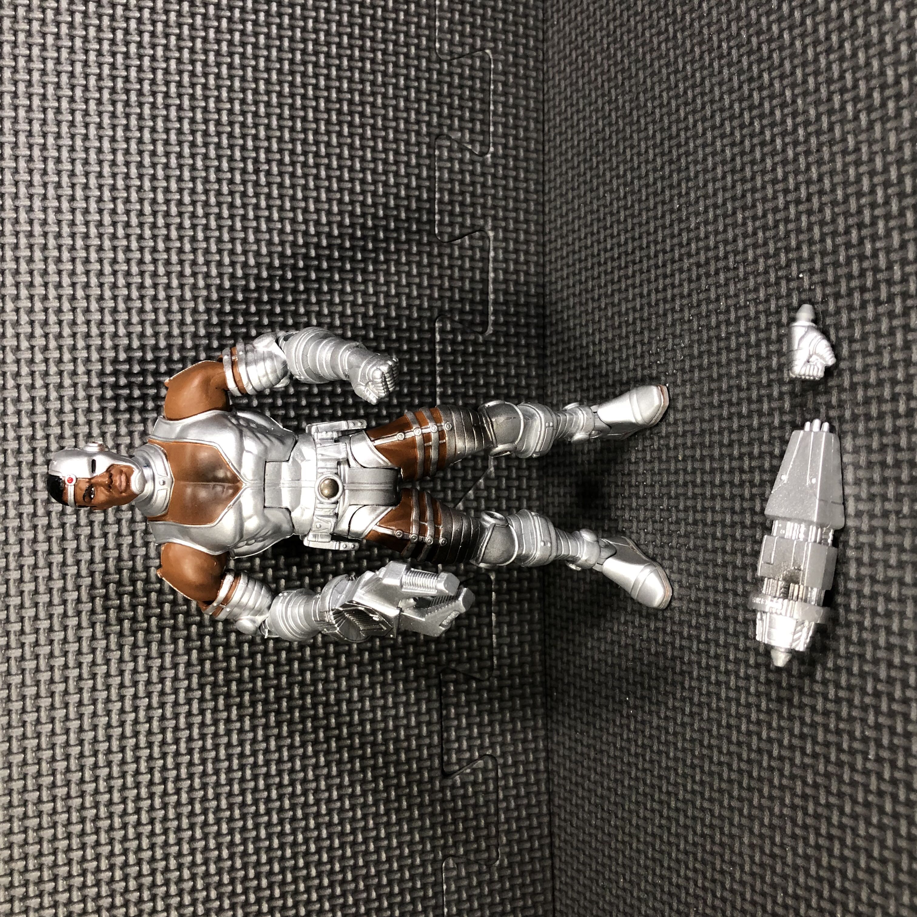 DC Universe Classics, Wave 4: Cyborg - Mattel (DC Comics - Super Heroes) action figure collectible - Main Image 2