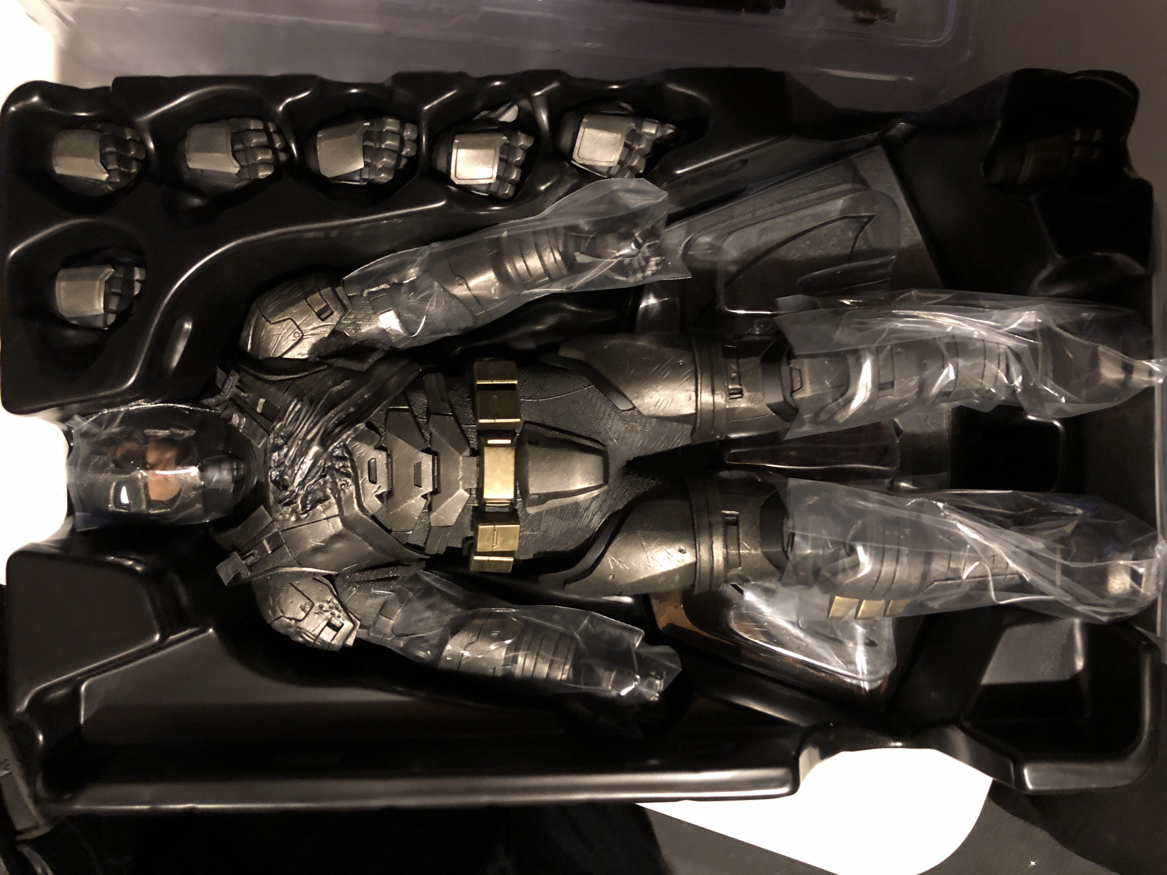 Batman : Armored Batman (Battle Damaged) - Hot Toys (Batman V Superman: Dawn Of Justice) action figure collectible [Barcode 4897011182995] - Main Image 3