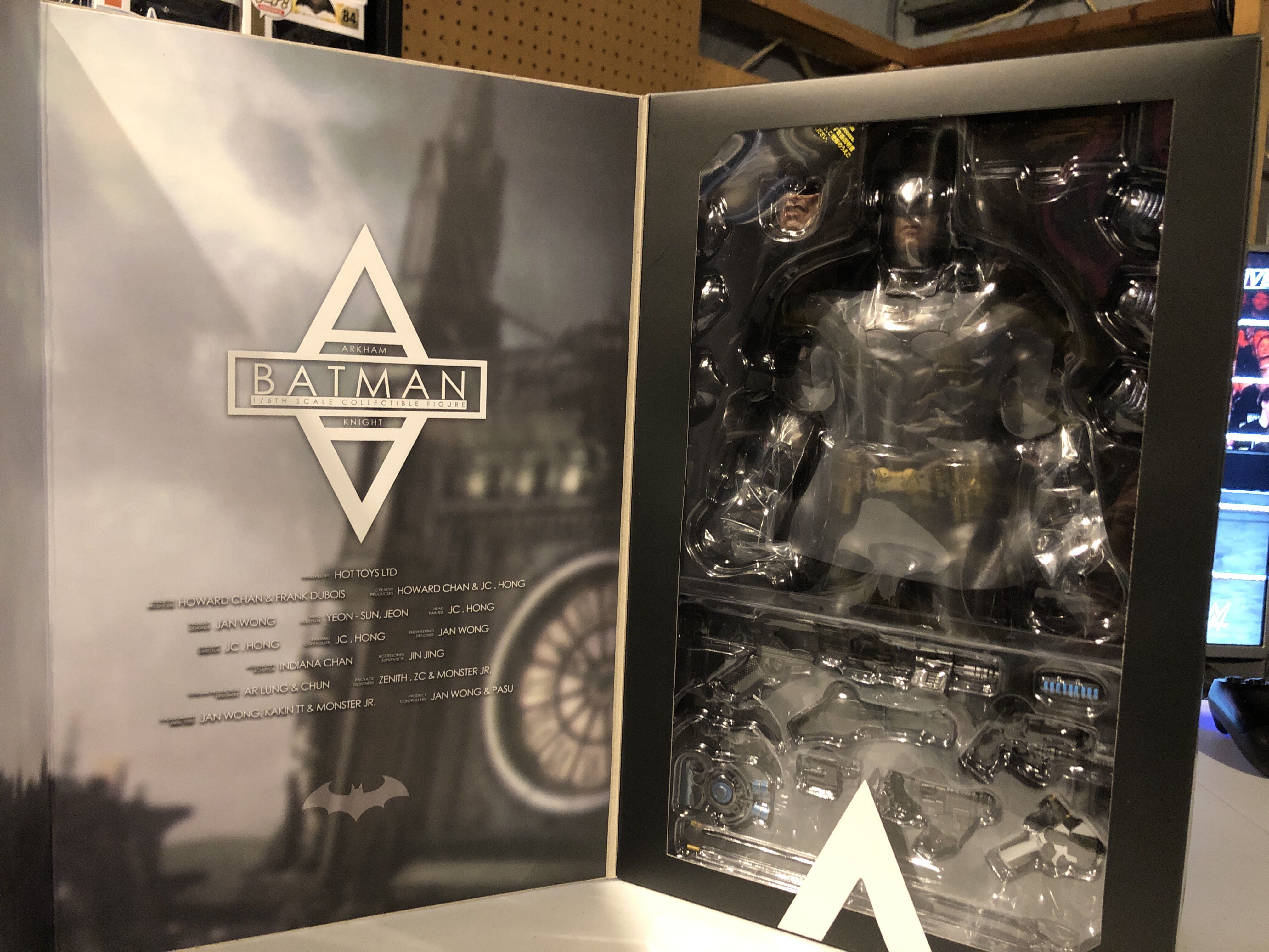 Batman - Hot Toys (Batman: Arkham Knight (2015)) action figure collectible [Barcode 4897011182667] - Main Image 3