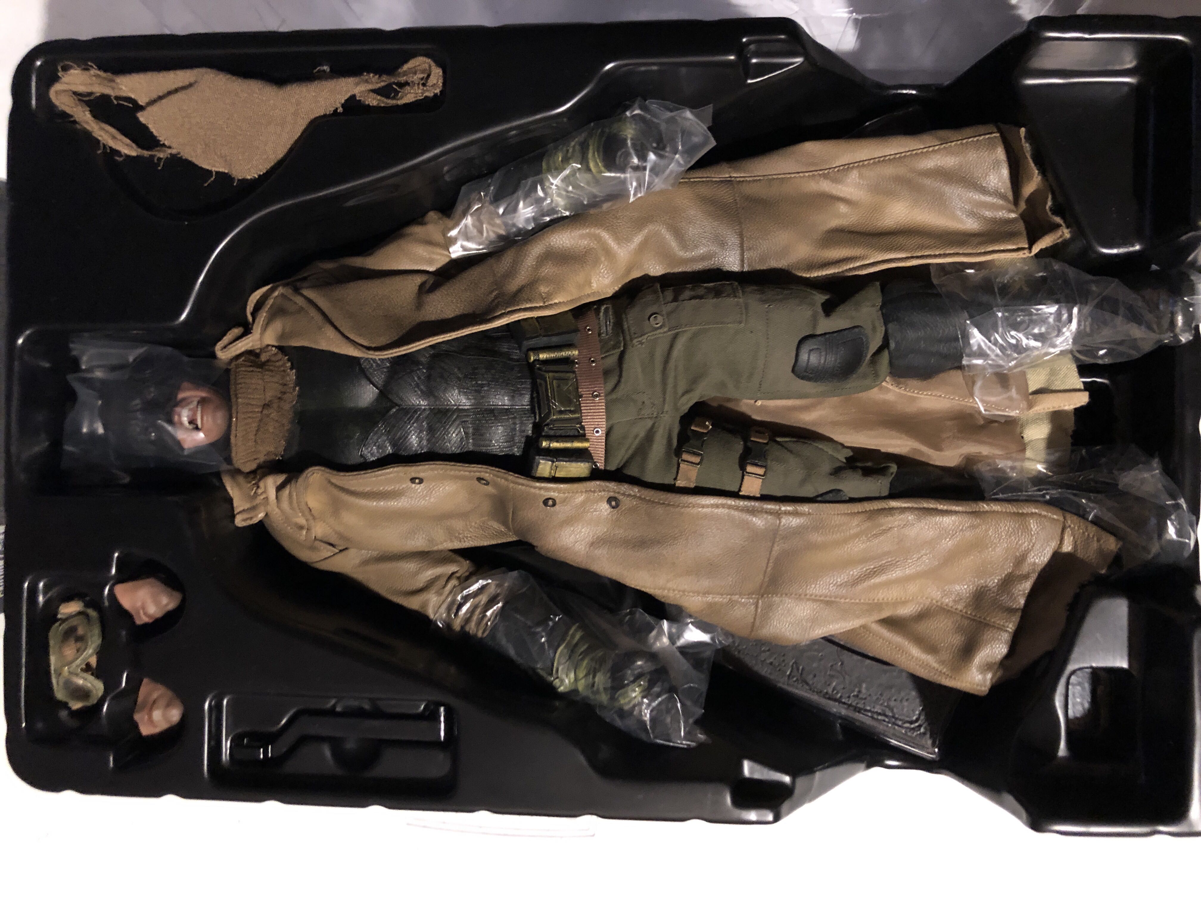 1:6 (Film/TV) - Knightmare Batman - Hot Toys (Batman V Superman: Dawn Of Justice) action figure collectible [Barcode 4897011181462] - Main Image 3