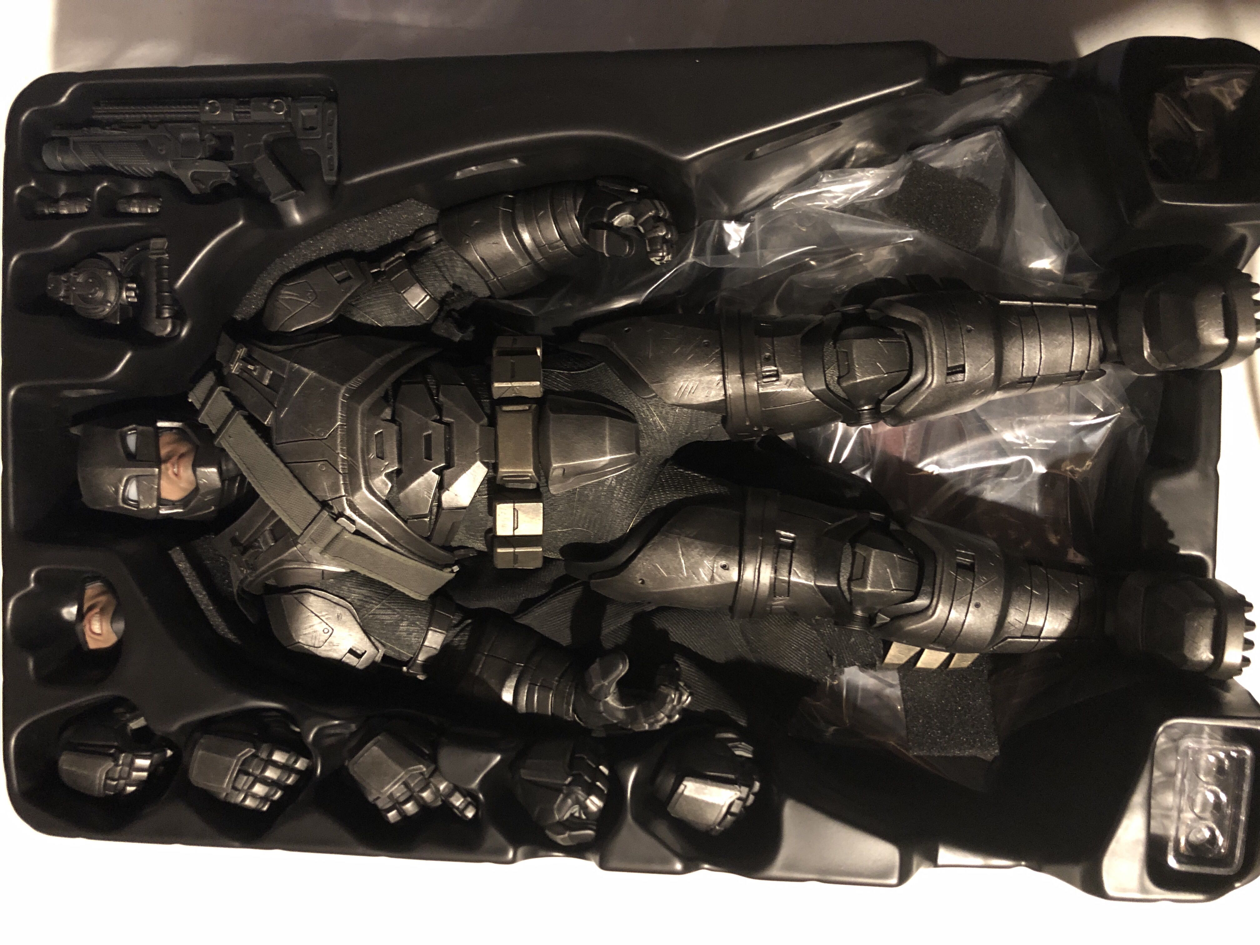 MMS349: Armored Batman 1/6th Scale  - Hot Toys (Batman V Superman: Dawn Of Justice) action figure collectible [Barcode 4897011179209] - Main Image 3
