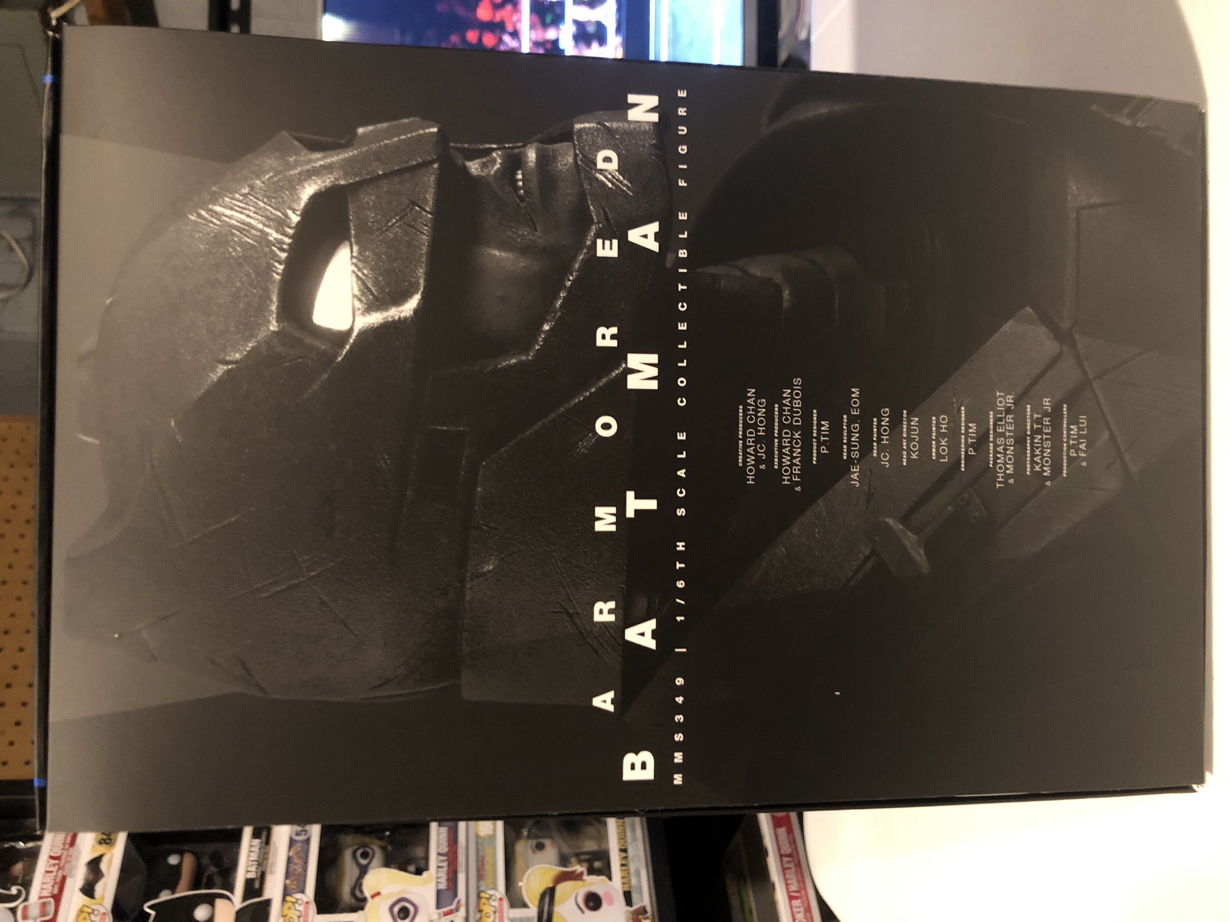 MMS349: Armored Batman 1/6th Scale  - Hot Toys (Batman V Superman: Dawn Of Justice) action figure collectible [Barcode 4897011179209] - Main Image 4