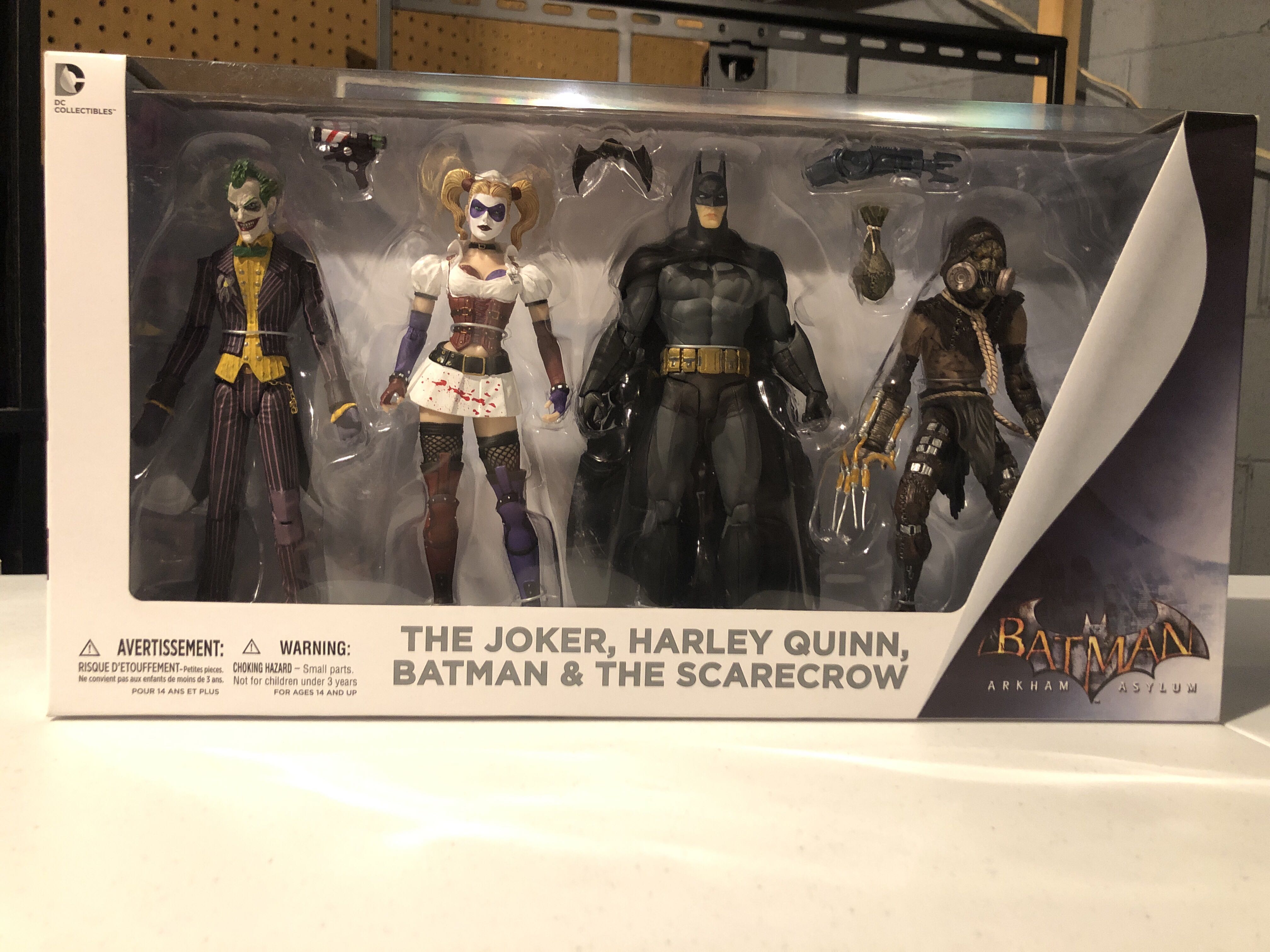 Batman: ARKHAM ASYLUM  - DC Collectibles (Arkham Asylum) action figure collectible [Barcode 761941322391] - Main Image 1