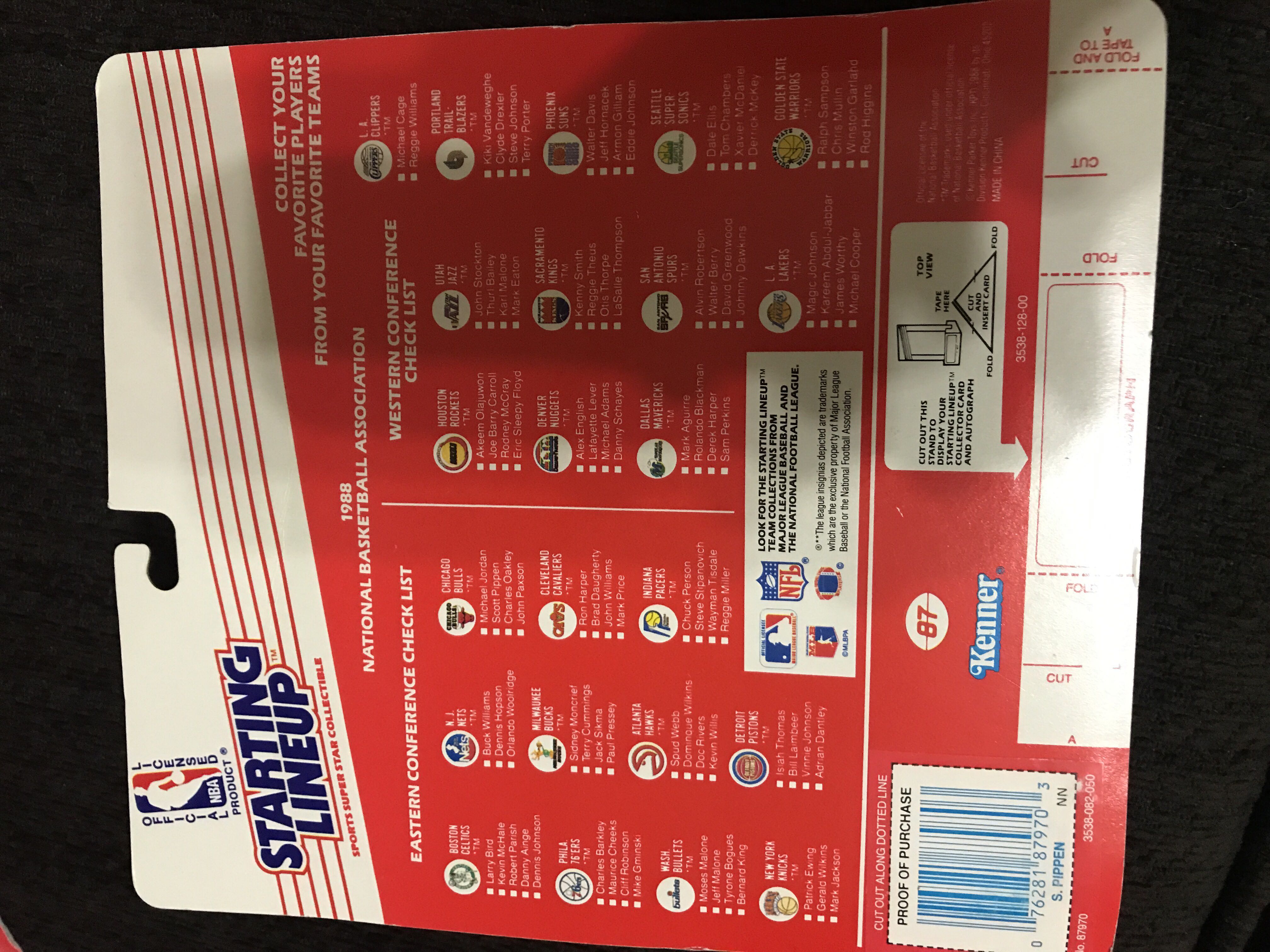 Scottie Pippen - Hasbo / Kenner (Basketball) action figure collectible [Barcode 076281879703] - Main Image 2