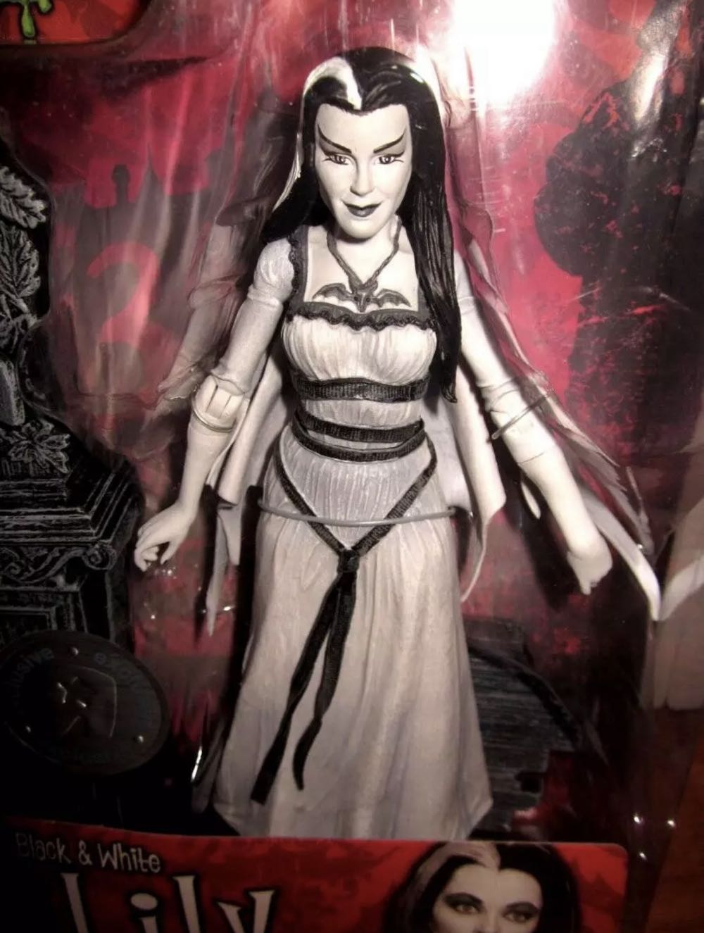 Lily Munster - Diamond Select Toys (The Munsters) action figure collectible [Barcode 699788811337] - Main Image 3