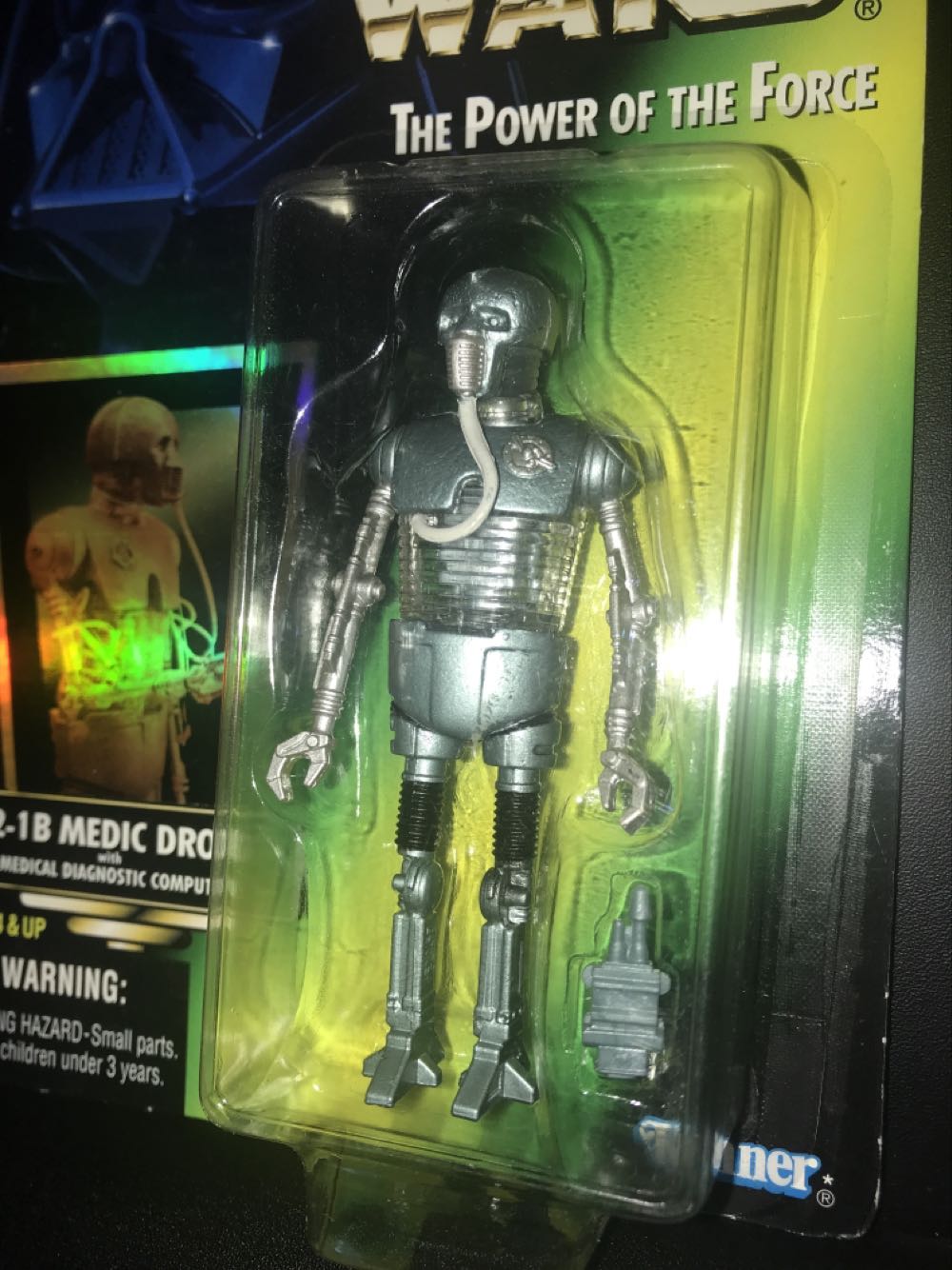 Carded Signed. The Power Of The Force. 2-1B Medic Droid. Signed Bill Hargreaves - Hasbro / Kenner (Power Of The Force - Green Card) action figure collectible [Barcode 076281696188] - Main Image 3