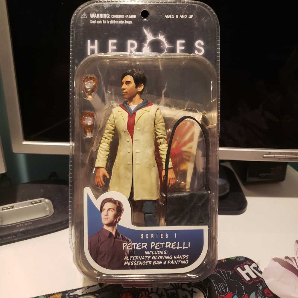 Peter Petrelli with Bag - Mezco Toyz (Heroes) action figure collectible [Barcode 696198280012] - Main Image 3