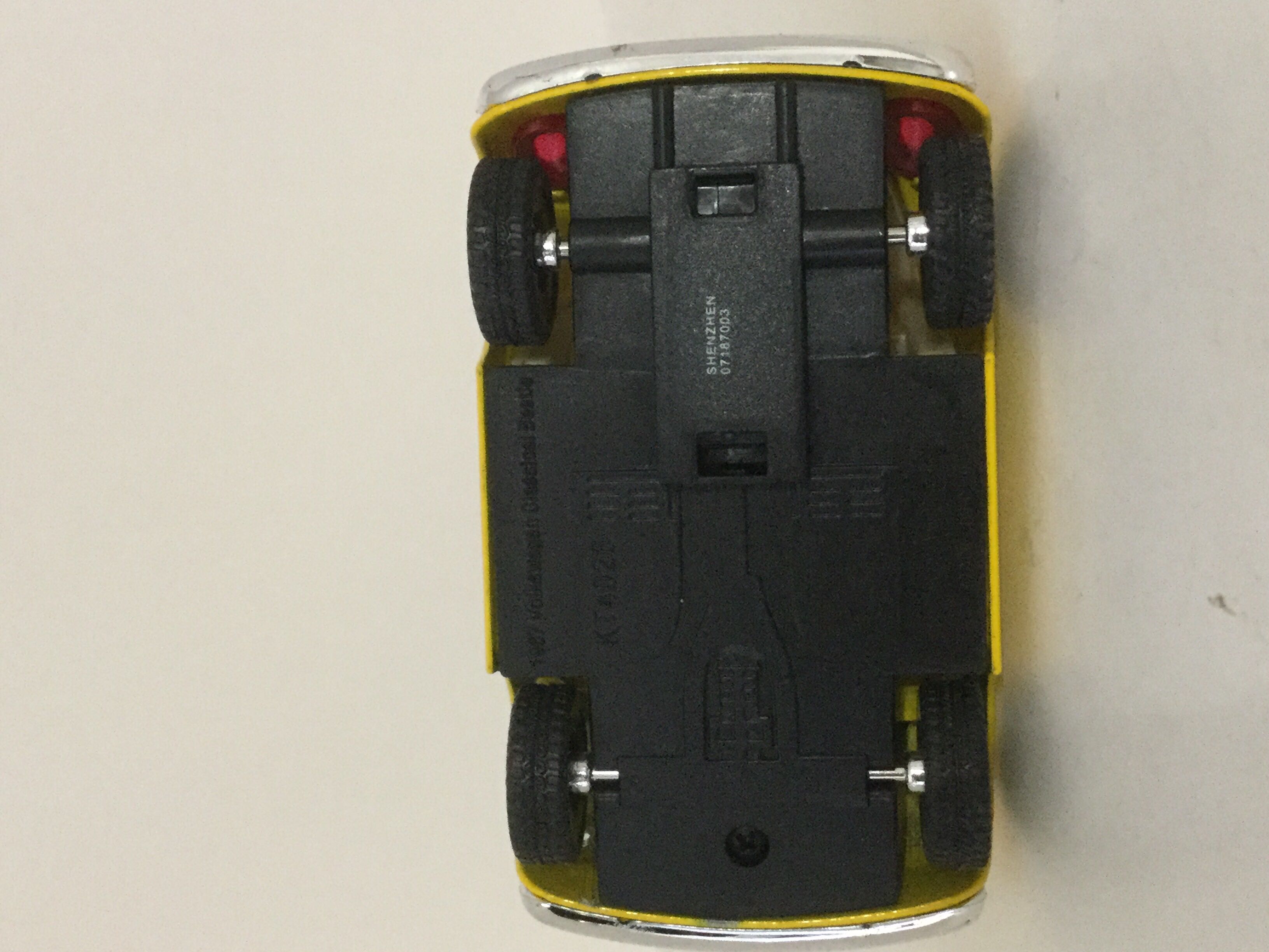 Volkswagon Classical 1967 Beatle - Kinsfen (Die Cast Collectible) action figure collectible - Main Image 3