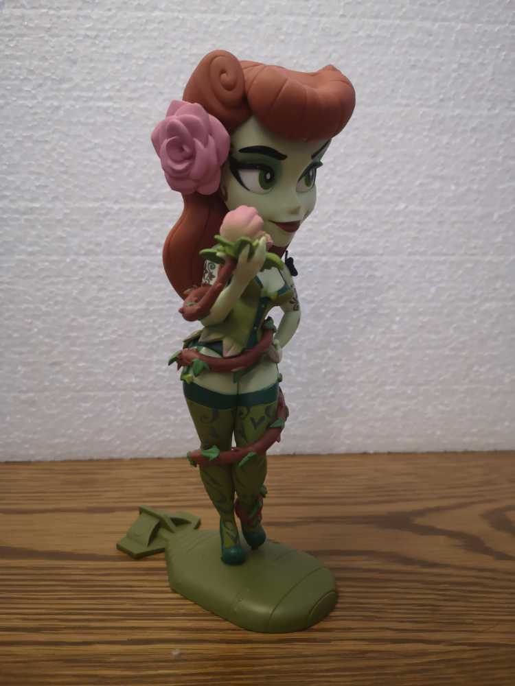 Poison Ivy (Bombshells)  action figure collectible [Barcode 889698228879] - Main Image 3