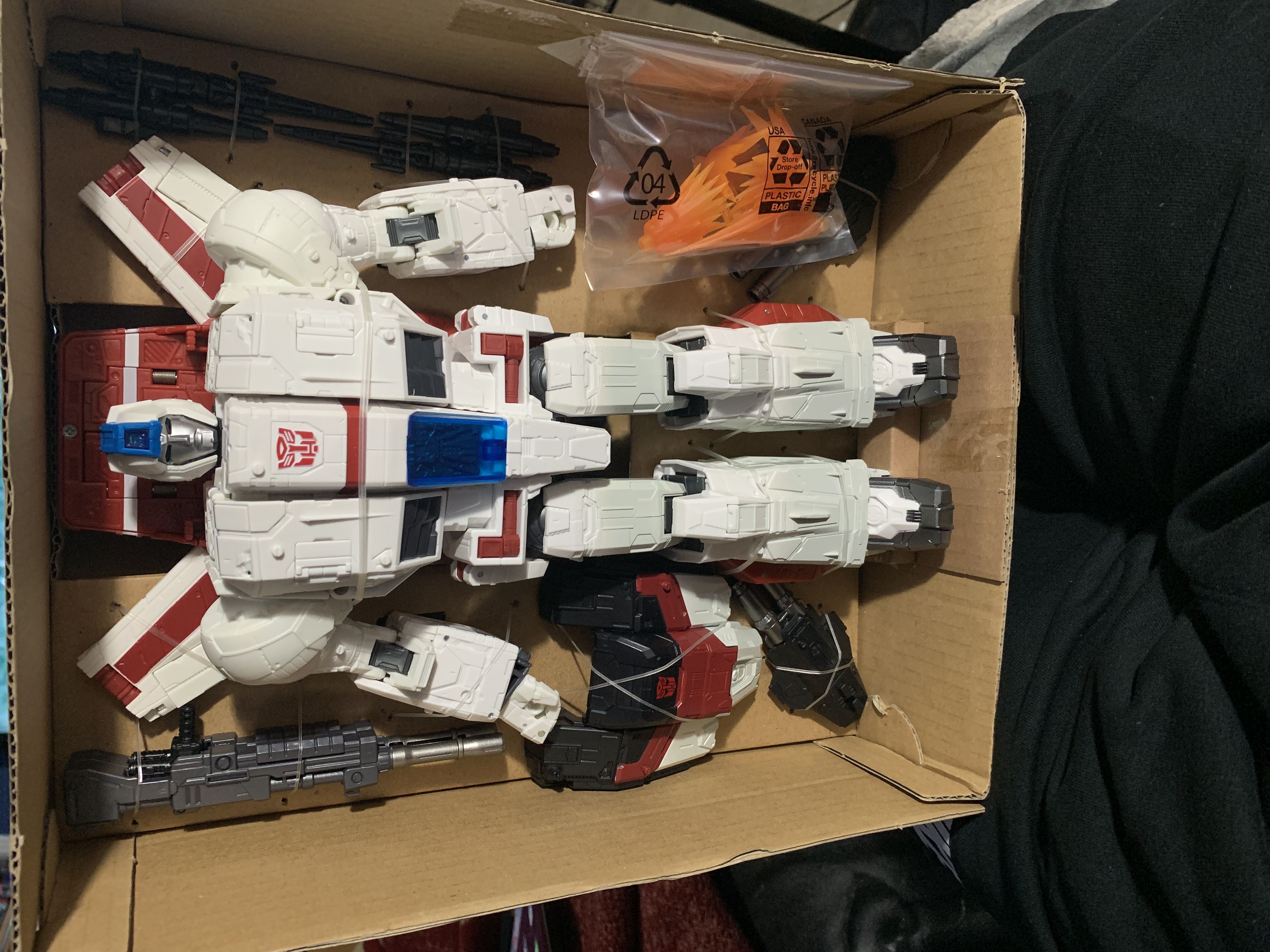 Jetfire - Takara Tomy (Transformers Siege War For Cybertron Trilogy) action figure collectible [Barcode 630509818280] - Main Image 4