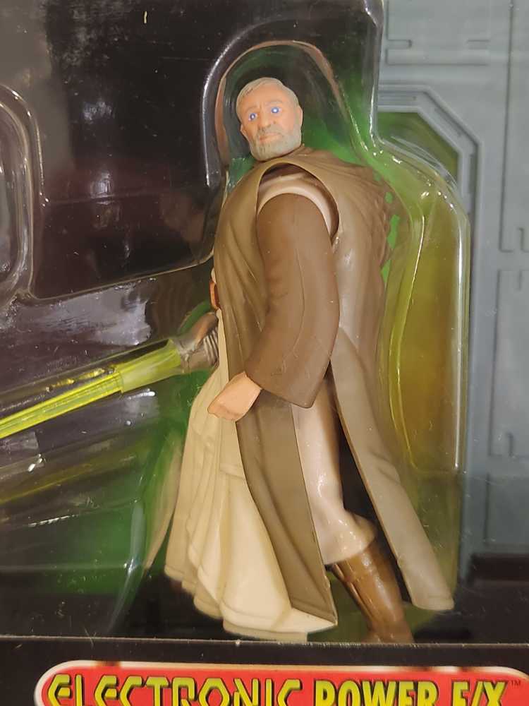Ben (Obi-Wan) Kenobi (With Glowing Lightsaber And Remote Dueling Action)(Electronic Power F/X) - Kenner / Hasbro (The Power Of The Force (1997 - 1998)(Electronic Power F/X)) action figure collectible [Barcode 076281696430] - Main Image 3