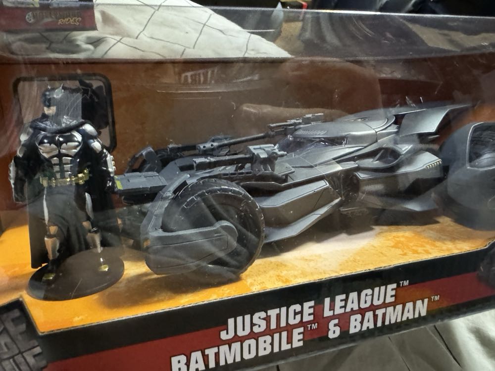 Jada 1:24 Justice League Batmobile & Batman Die-cast - JADA TOYS, Inc. (Justice League) action figure collectible [Barcode 801310992326] - Main Image 3