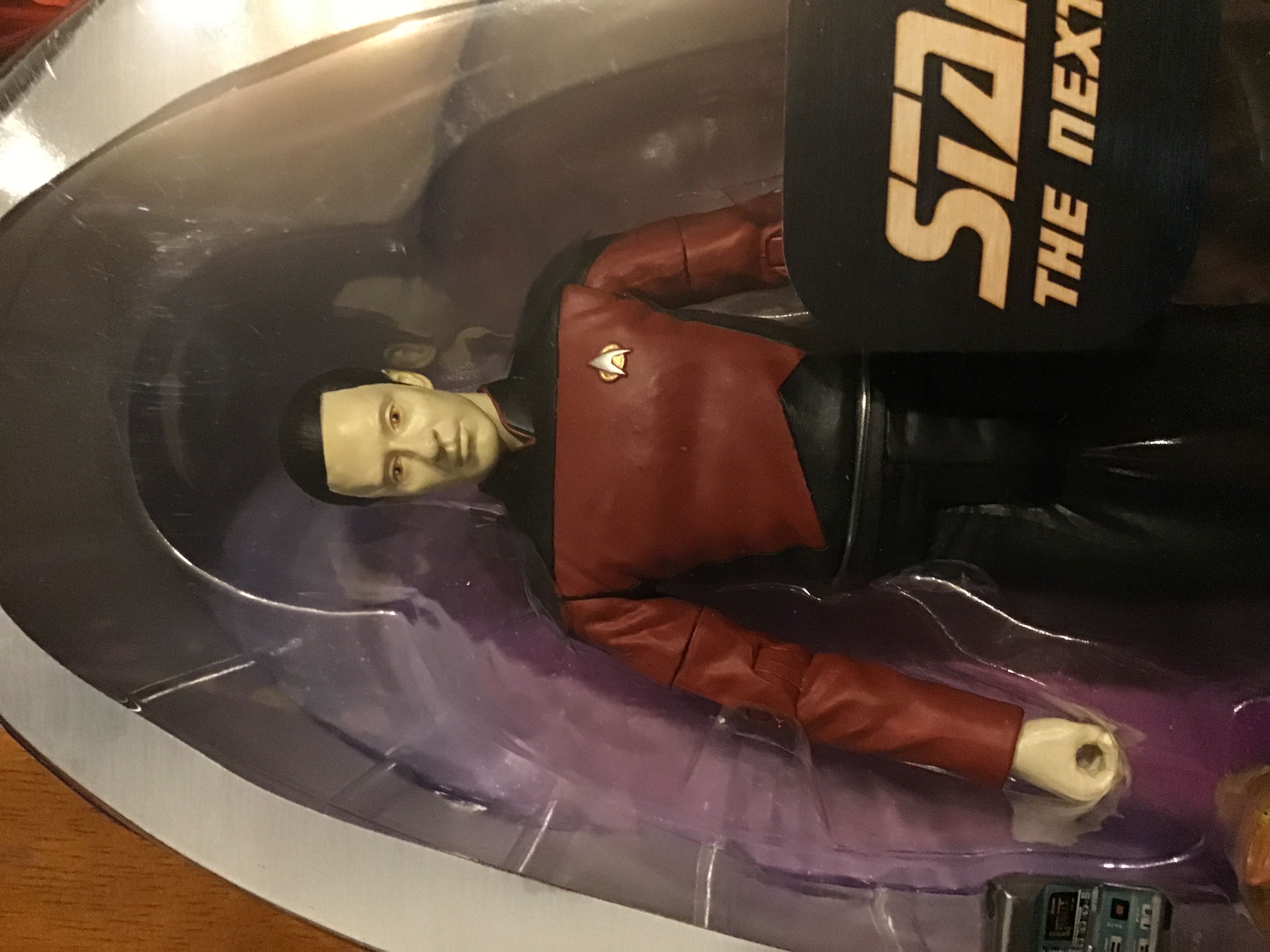 Lieutenant Commander Data - Diamond Select (Star Trek) (Star Trek  - The Next Generation) action figure collectible [Barcode 699788175682] - Main Image 2