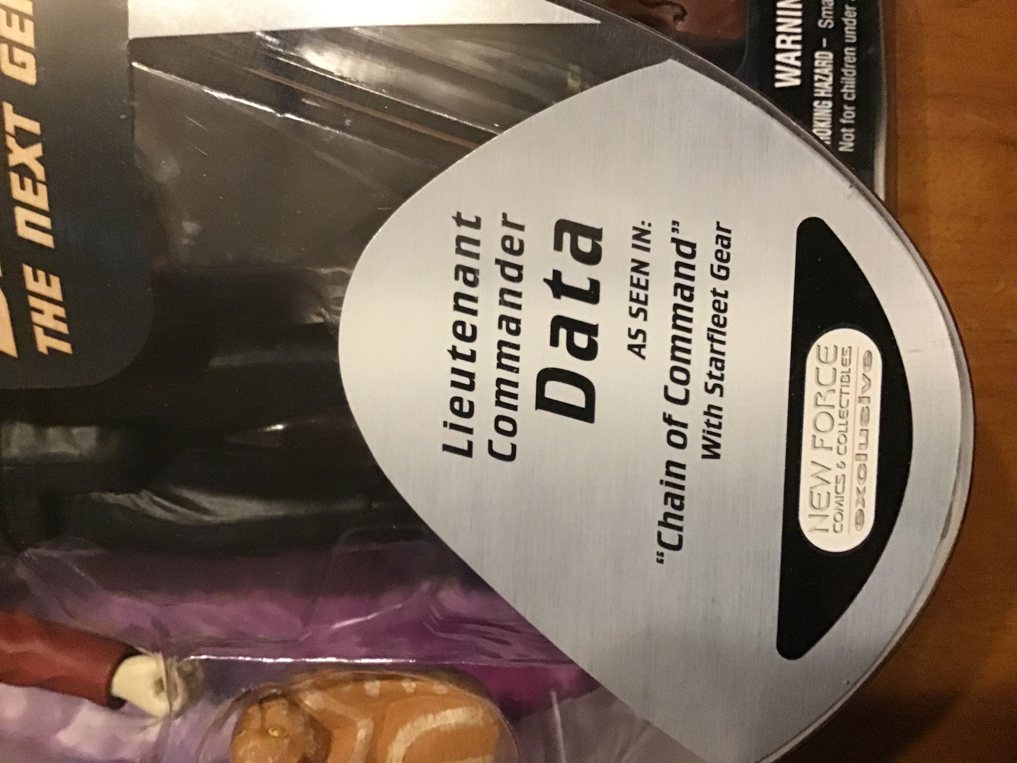 Lieutenant Commander Data - Diamond Select (Star Trek) (Star Trek  - The Next Generation) action figure collectible [Barcode 699788175682] - Main Image 3