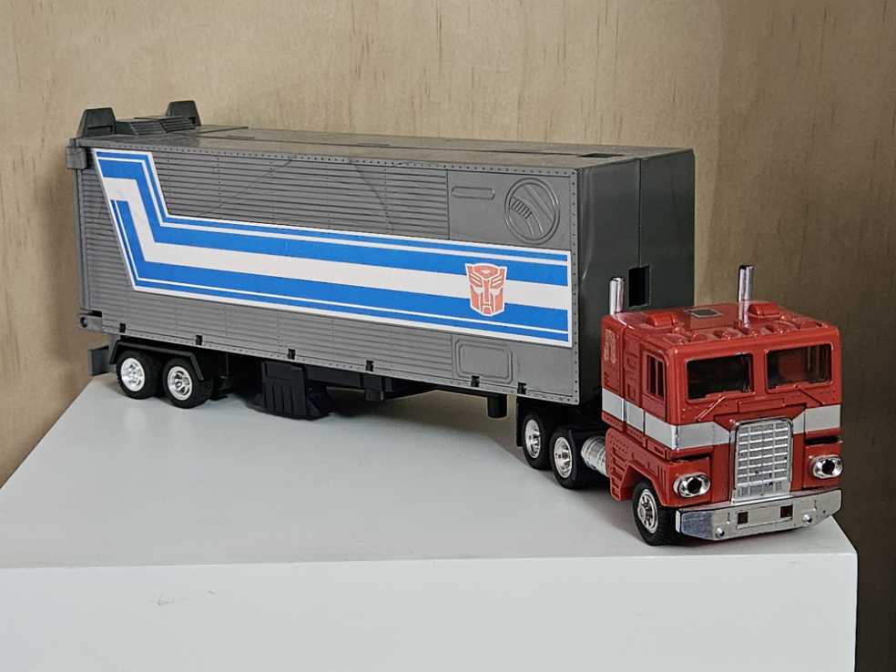 G1 Optimus Prime - Hasbro (Transformers) action figure collectible - Main Image 2