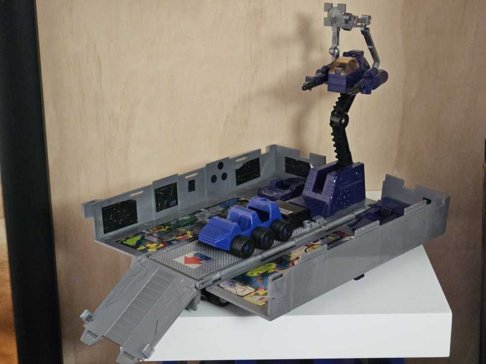 G1 Optimus Prime - Hasbro (Transformers) action figure collectible - Main Image 3