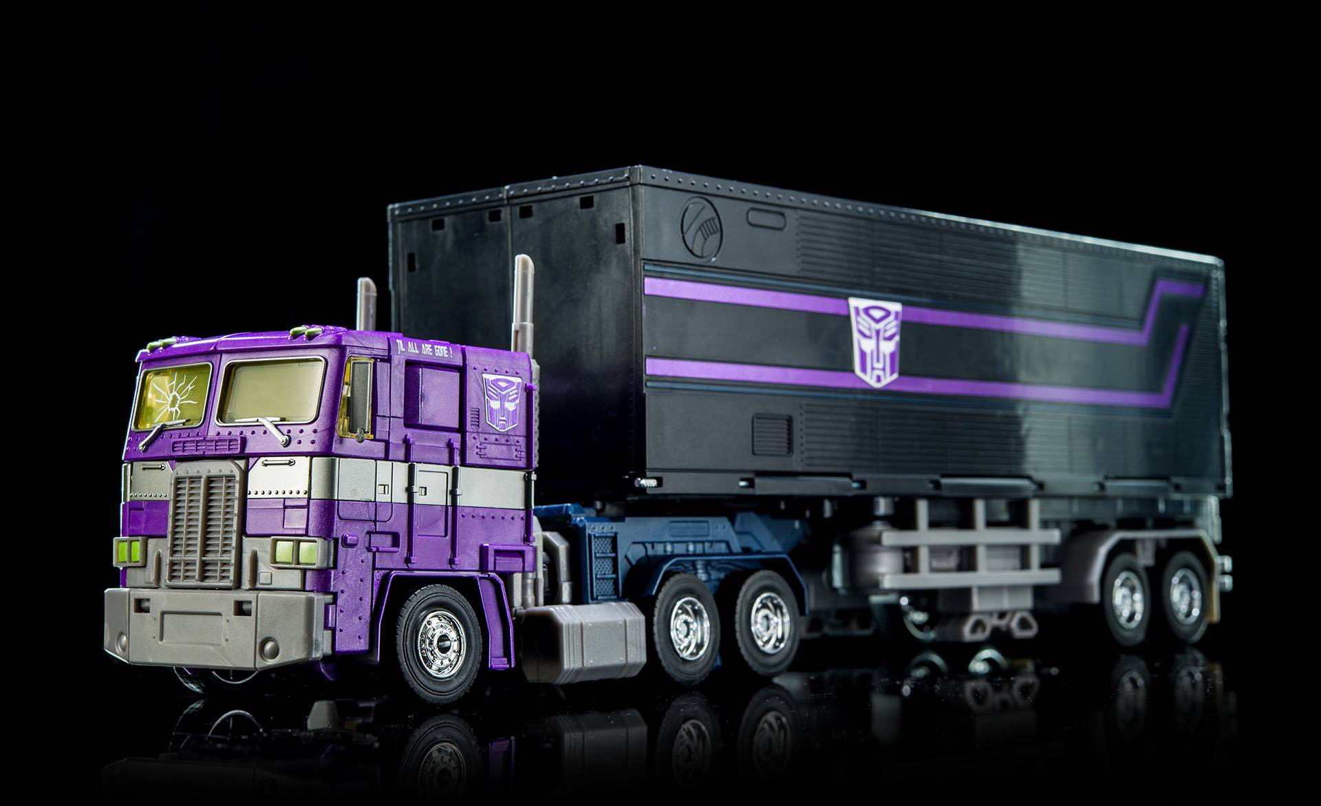 Optimus Prime - Takara (Masterpiece) action figure collectible - Main Image 2