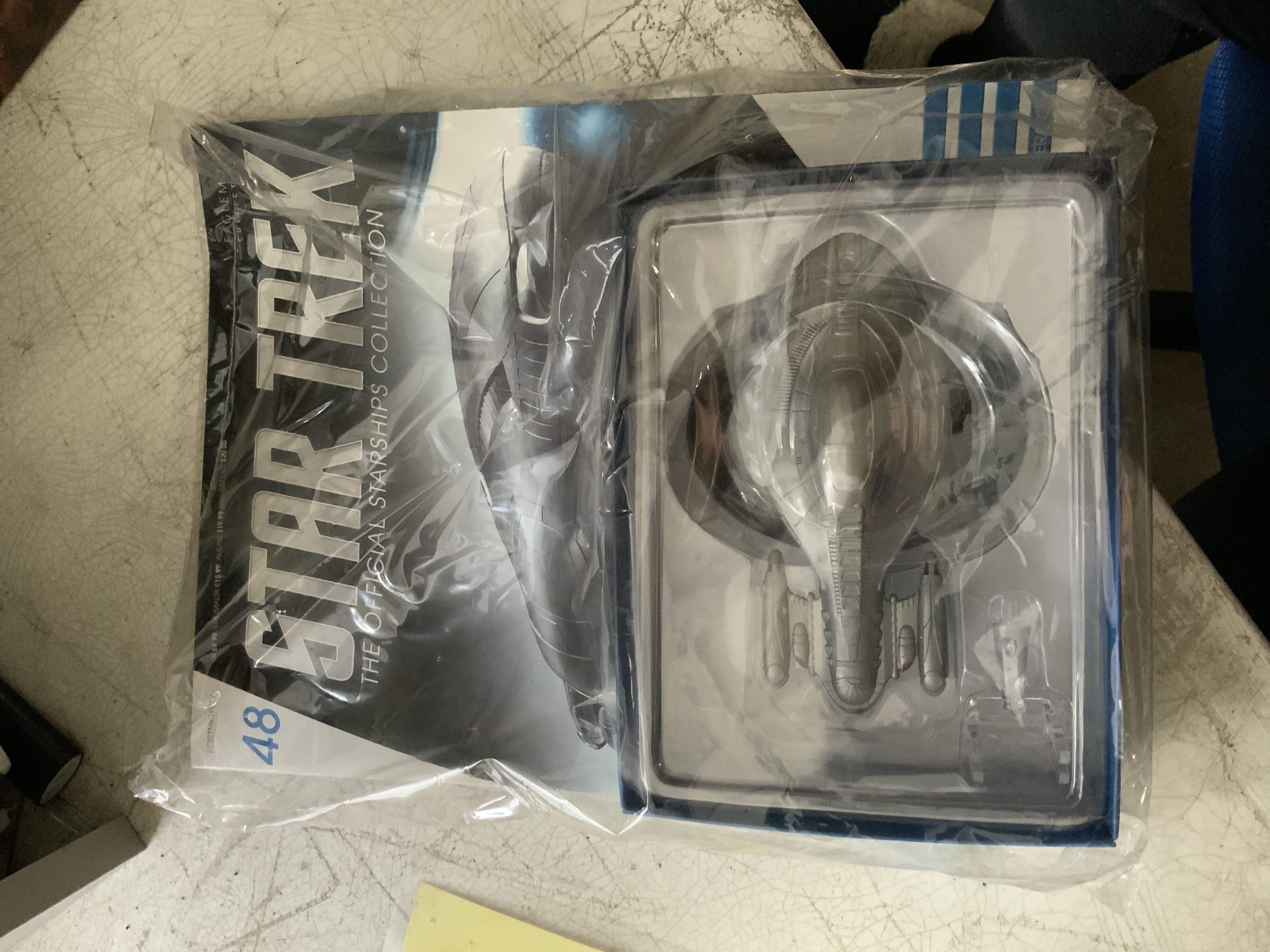 Star Trek starships US S voyager armored vehicle with collector magazine  (Star Trek) action figure collectible - Main Image 2