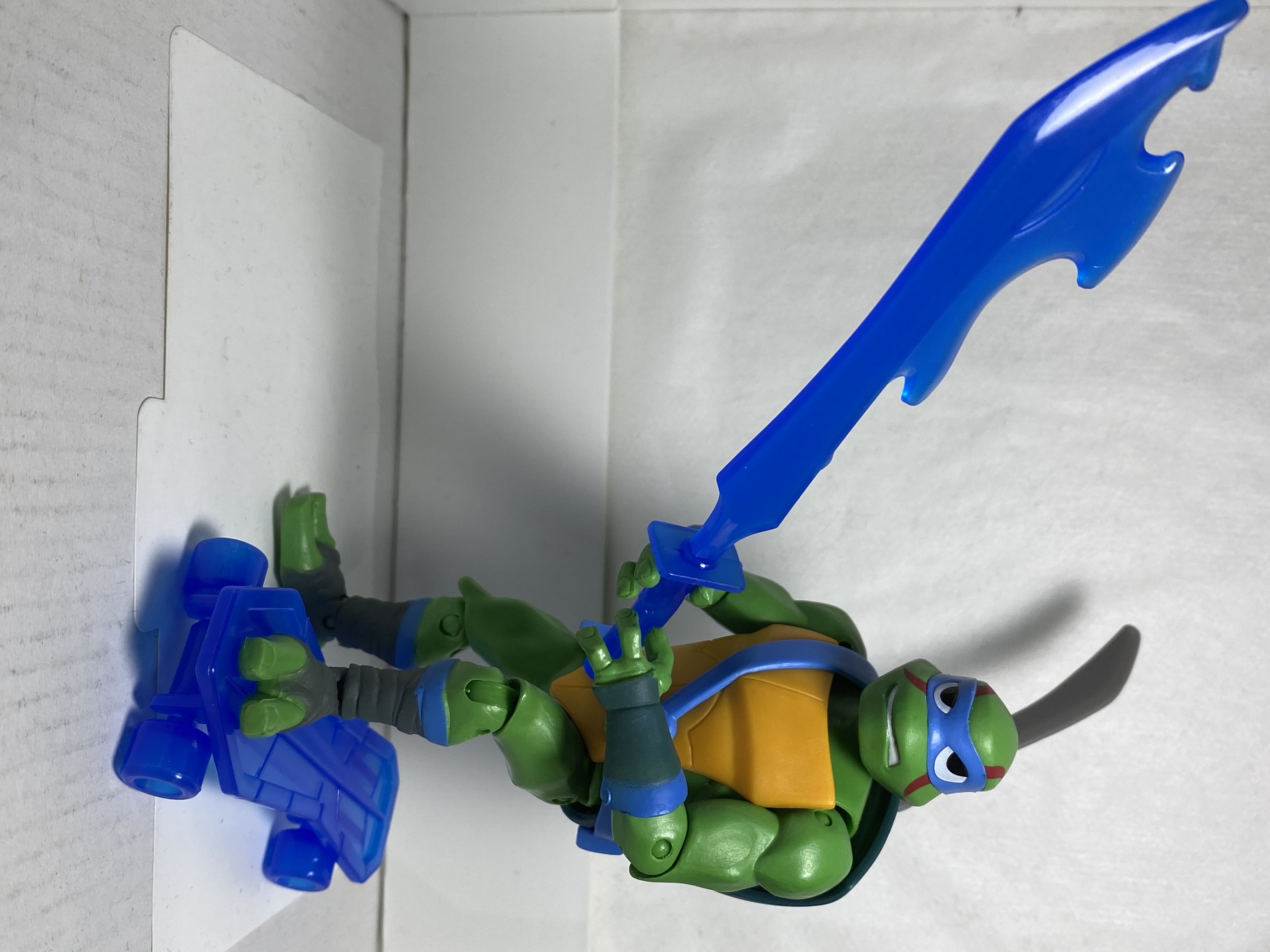 Leonardo - Spin Master (Ninja Turtles: Next Mutation) action figure collectible [Barcode 778988186367] - Main Image 4