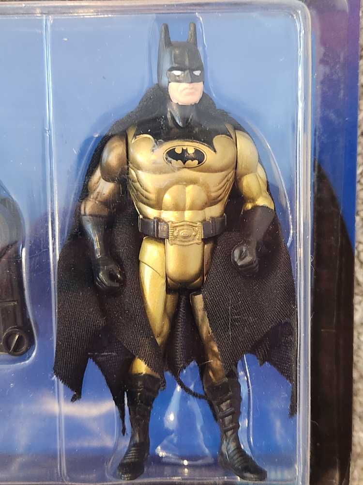 Batman (Tec-Shield) - Kenner (Batman: The Dark Knight Collection) action figure collectible [Barcode 076281631202] - Main Image 3