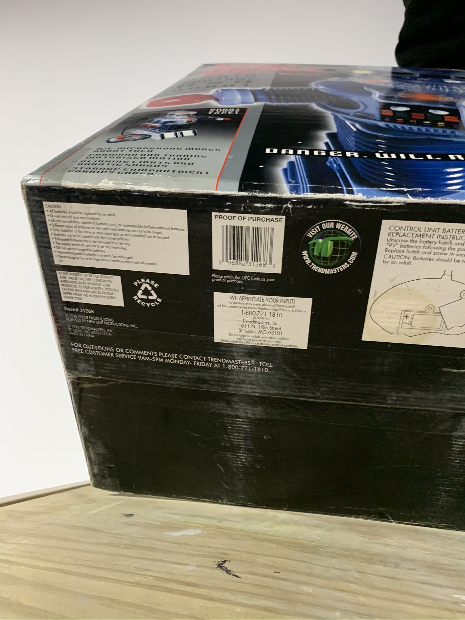 Lost In Space R/C B-9 Robot - Trendmasters action figure collectible - Main Image 2