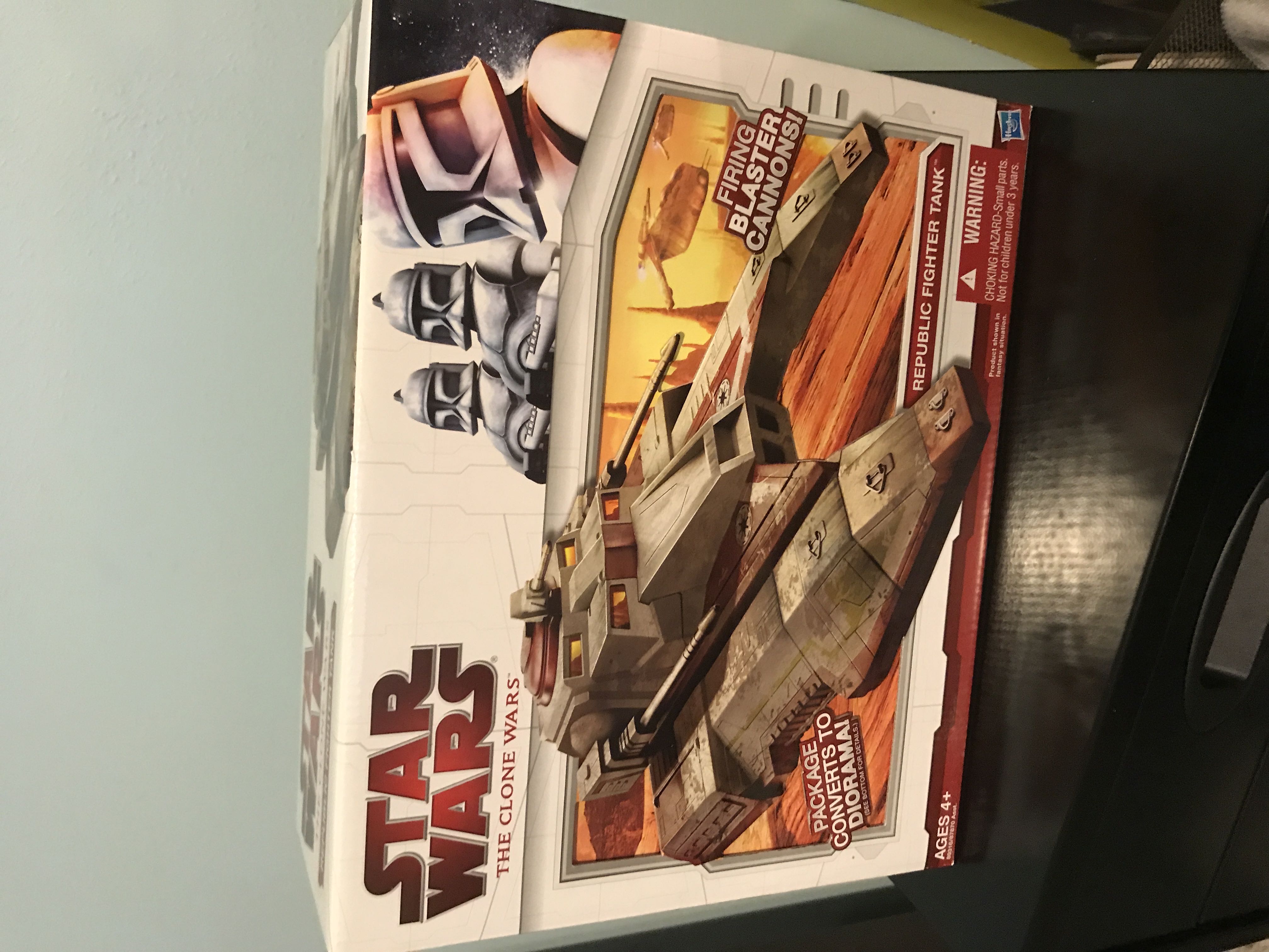 Republic Fighter Tank - Hasbro (Vehicle) action figure collectible [Barcode 653569402268] - Main Image 2