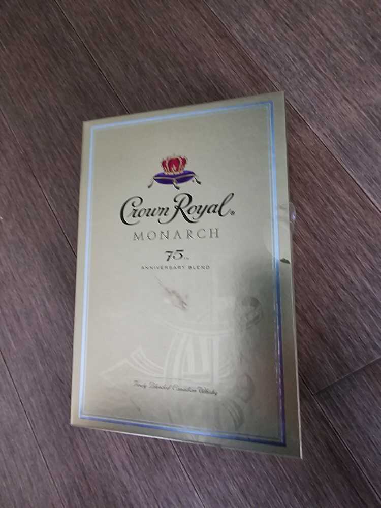 Crown Royal Monarch 75th Anniversary Blend  - Crown Royal Company (750 mL) alcohol collectible [Barcode 082000003731] - Main Image 3